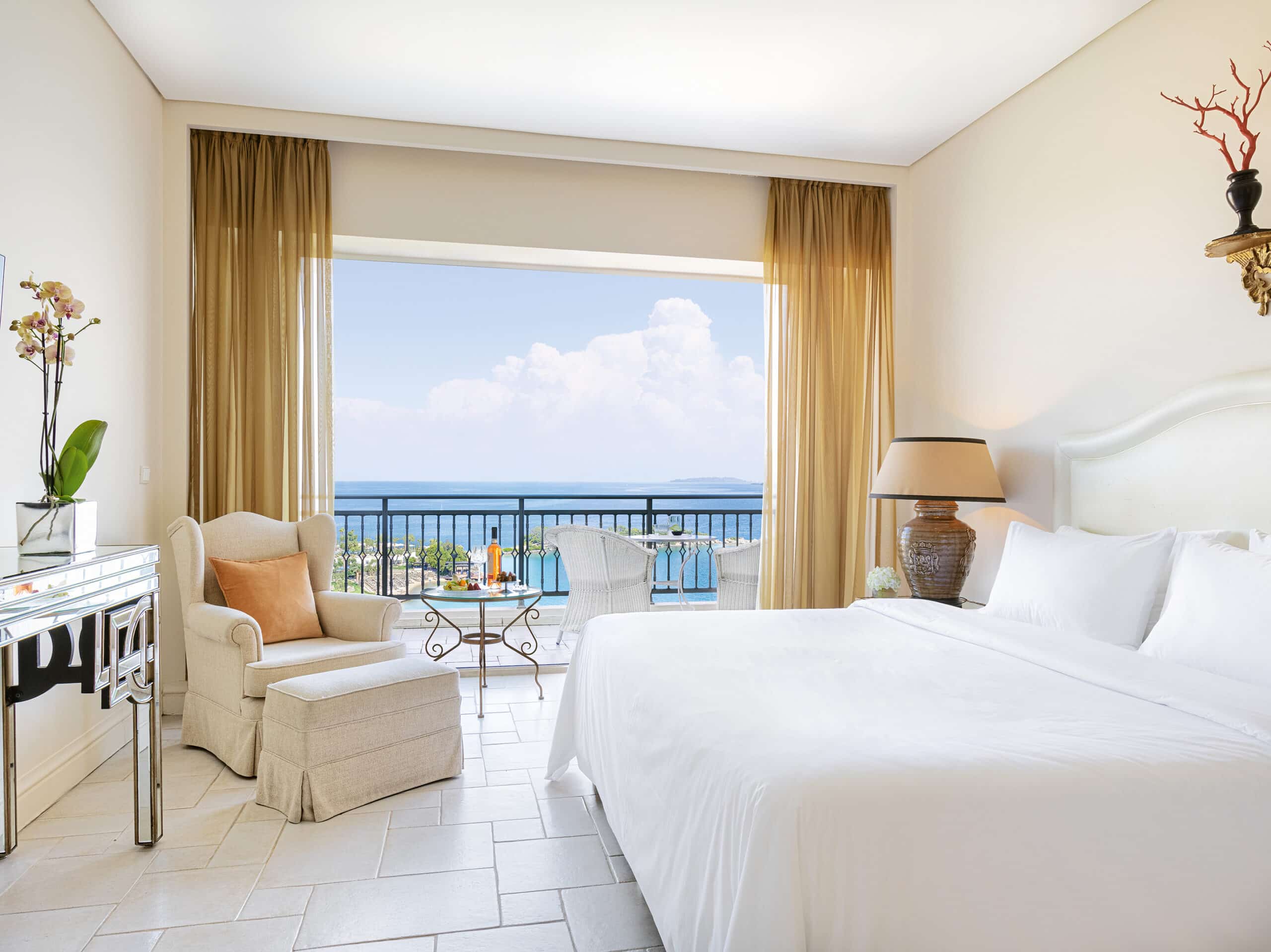 http://Chambre%20d’hôtel%20lumineuse%20avec%20lit%20double%20et%20balcon%20donnant%20sur%20la%20mer
