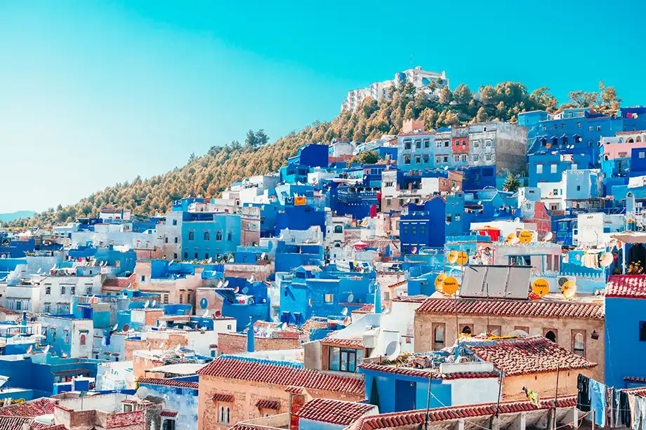 Maisons bleues en cascade dans la médina de Chefchaouen au nord du Maroc