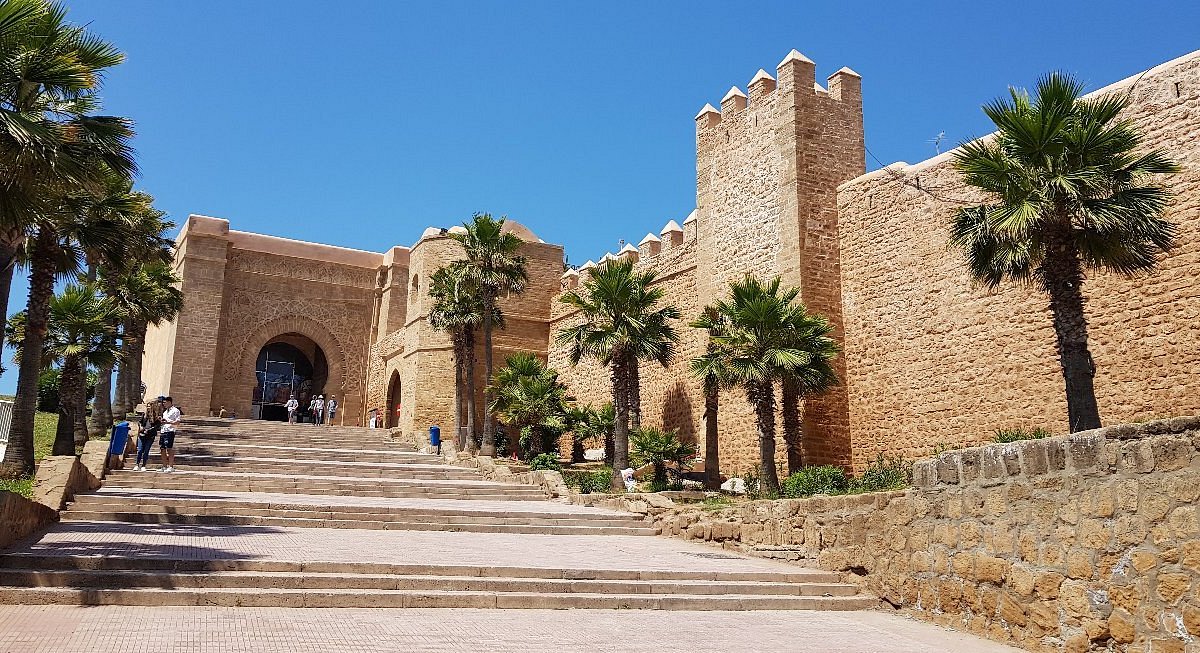 http://Entrée%20principale%20de%20la%20Kasbah%20des%20Oudayas%20avec%20ses%20remparts%20ocre%20et%20ses%20palmiers