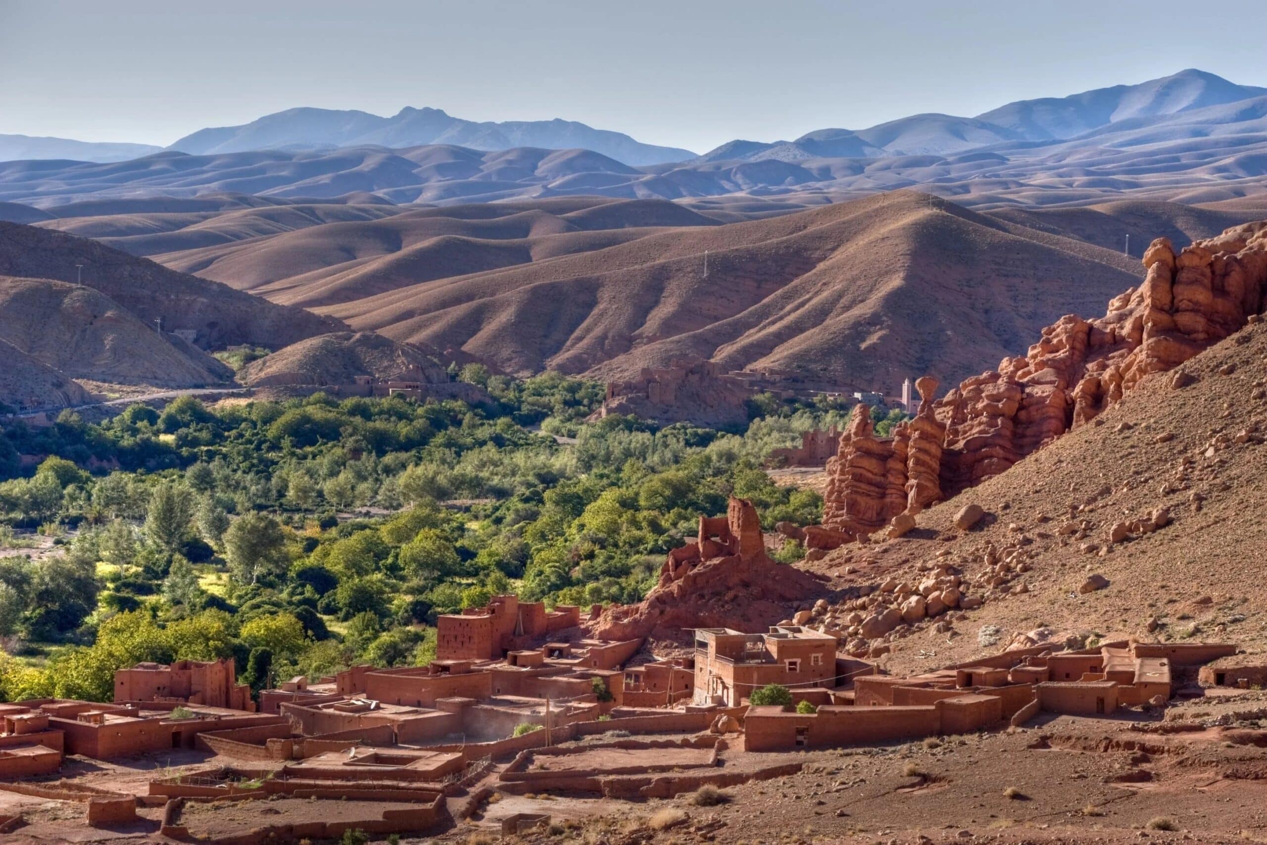 http://Village%20traditionnel%20en%20terre%20cuite%20au%20cœur%20d'une%20vallée%20verdoyante%20du%20Haut%20Atlas%20au%20Maroc