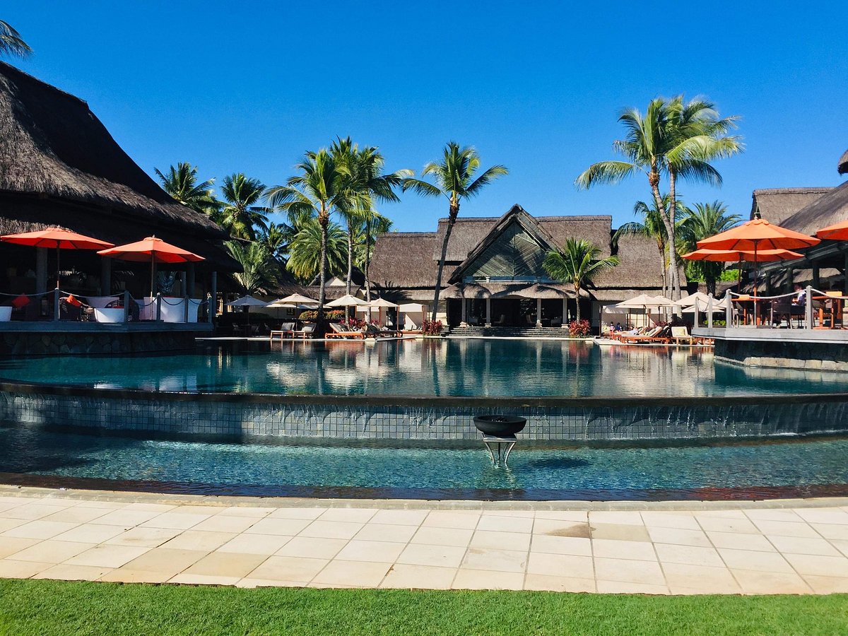 http://Piscine%20centrale%20entourée%20de%20pavillons%20et%20palmiers%20à%20l'île%20Maurice