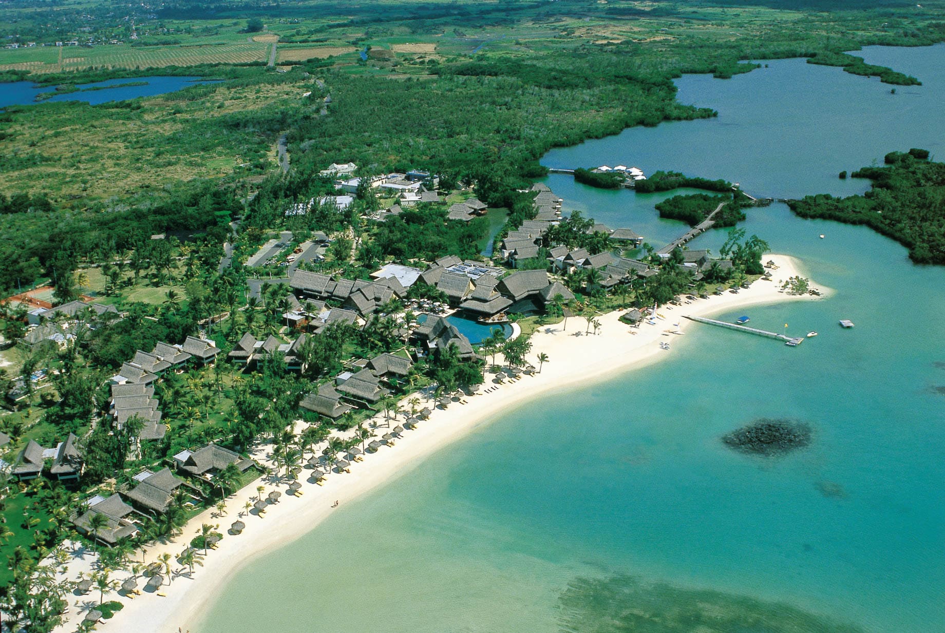 http://Vue%20aérienne%20d’un%20complexe%20hôtelier%20au%20bord%20d’un%20lagon%20à%20l’île%20Maurice