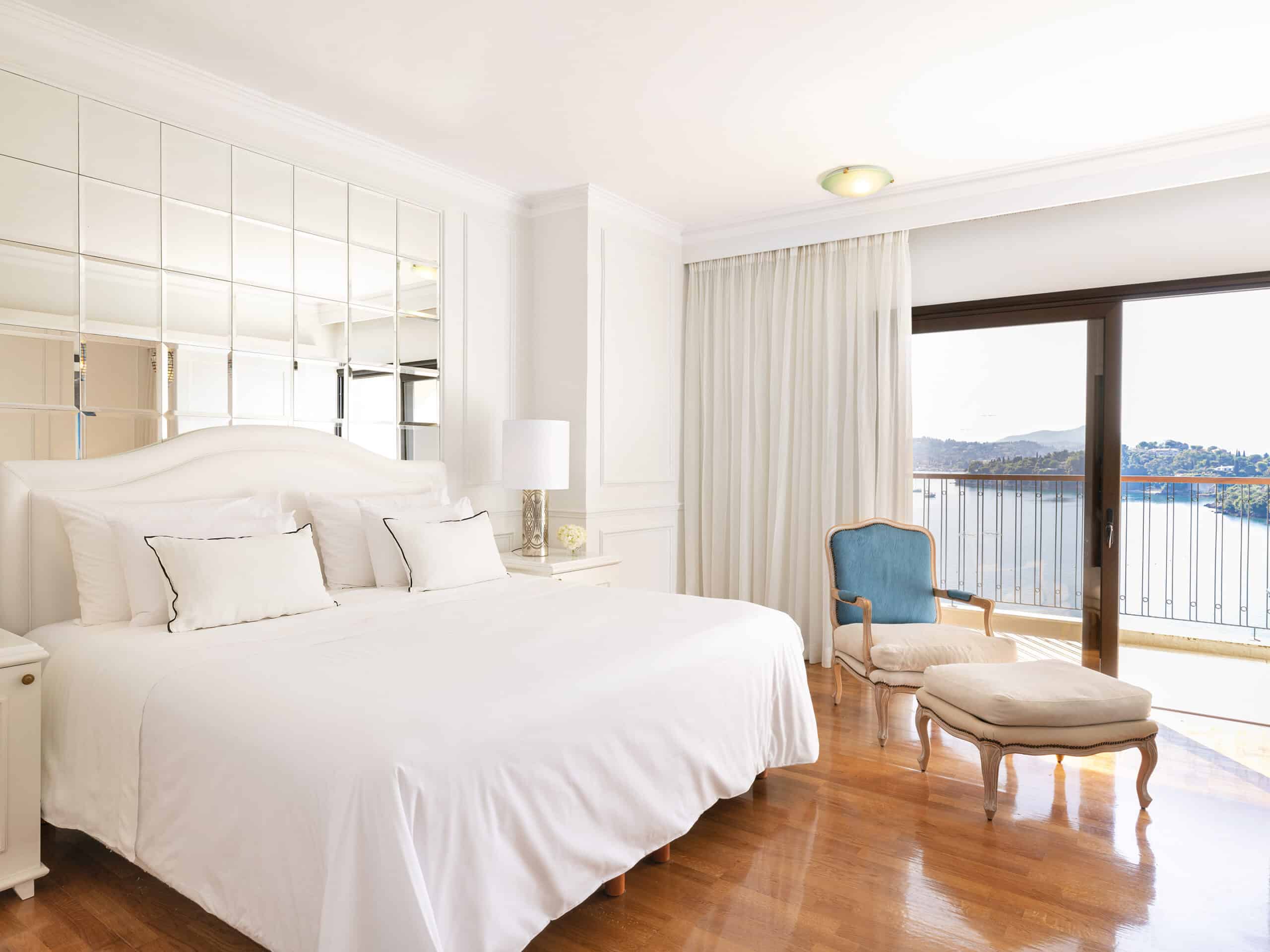 http://Chambre%20d’hôtel%20élégante%20et%20lumineuse%20avec%20balcon%20offrant%20une%20vue%20panoramique%20sur%20la%20mer.