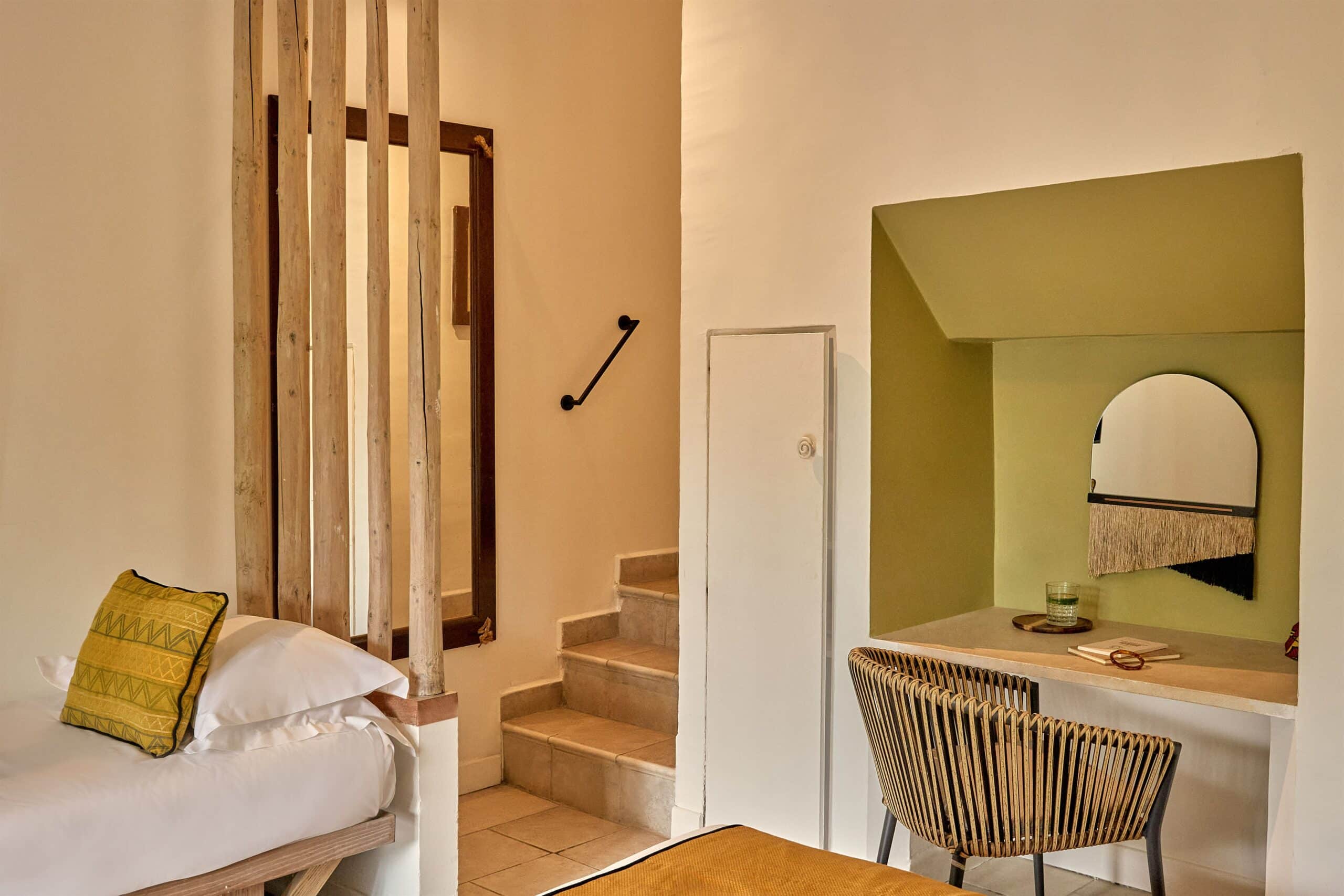http://Intérieur%20de%20chambre%20d’hôtel%20avec%20lit%20simple,%20coin%20bureau%20et%20petit%20escalier