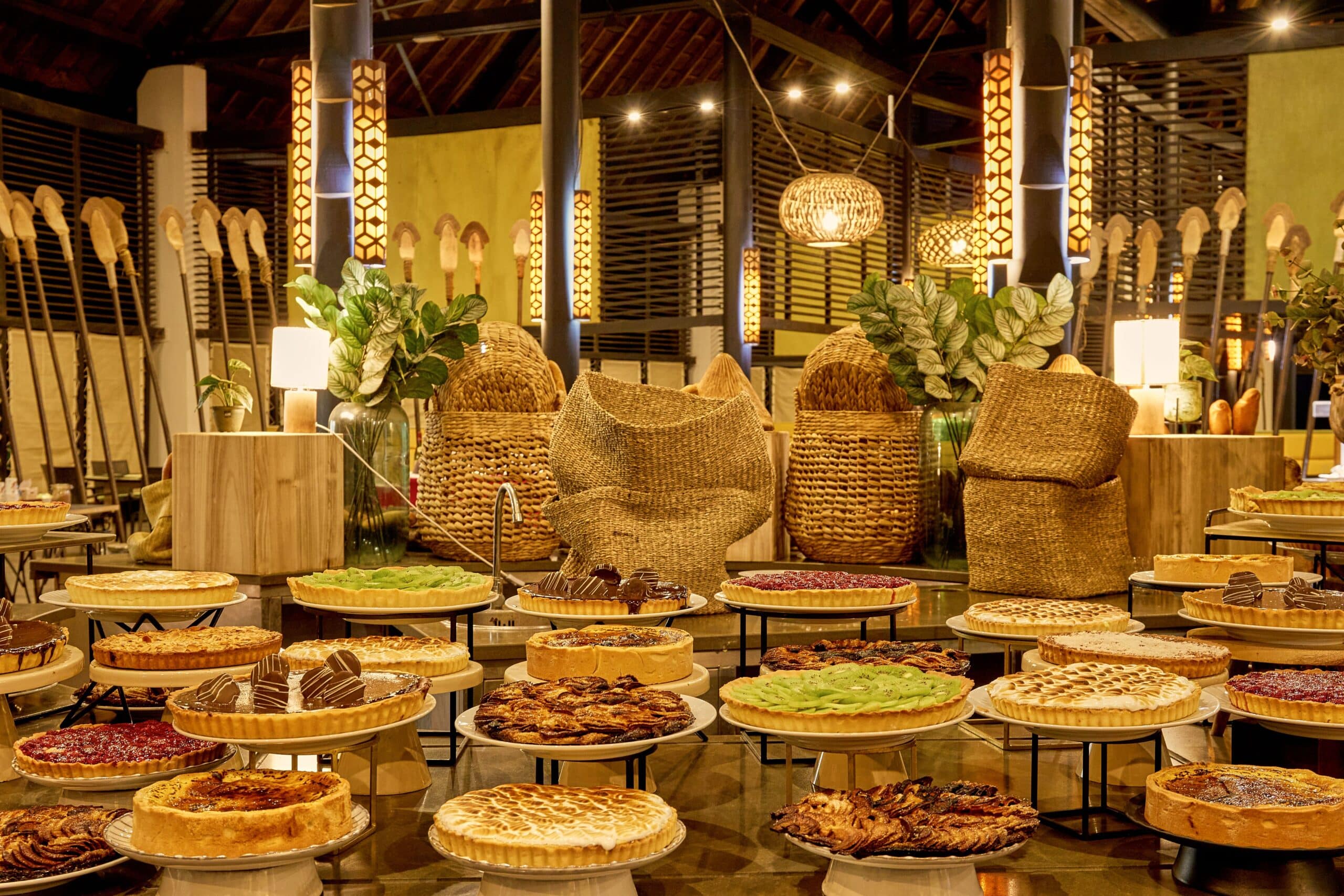 http://Buffet%20de%20tartes%20et%20pâtisseries%20dressées%20dans%20un%20décor%20chaleureux%20de%20restaurant