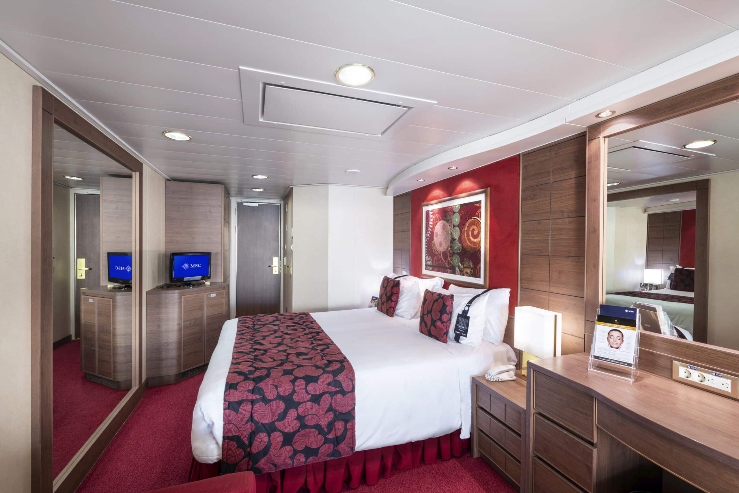 http://Cabine%20intérieure%20moderne%20avec%20lit%20double,%20décoration%20rouge%20et%20bois,%20à%20bord%20d’un%20navire%20MSC%20Croisières.