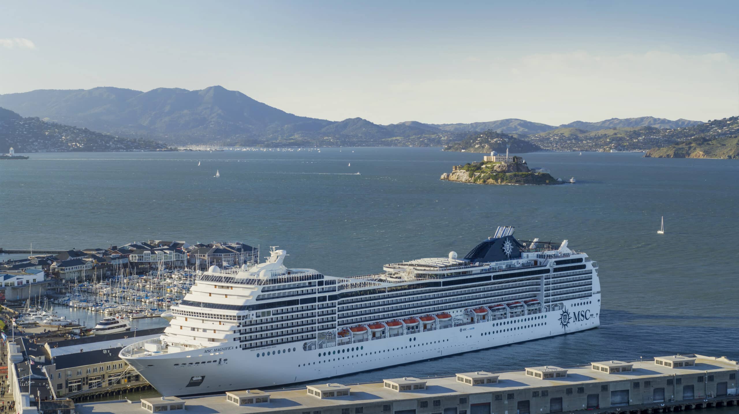 http://Le%20paquebot%20MSC%20Magnifica%20amarré%20à%20San%20Francisco%20avec%20vue%20sur%20la%20baie%20et%20l’île%20d’Alcatraz.