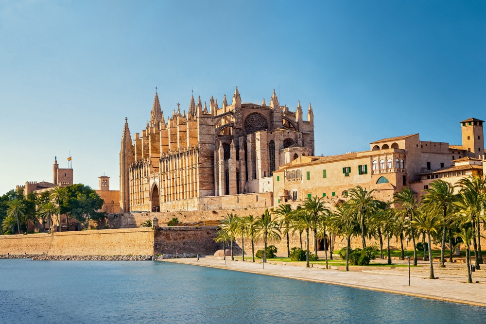 http://La%20cathédrale%20gothique%20de%20Palma%20de%20Majorque%20en%20Espagne,%20surplombant%20le%20front%20de%20mer