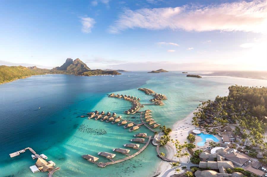 http://Vue%20aérienne%20de%20bungalows%20sur%20pilotis%20dans%20un%20lagon%20turquoise%20à%20Bora%20Bora,%20avec%20le%20mont%20Otemanu%20en%20arrière-plan.