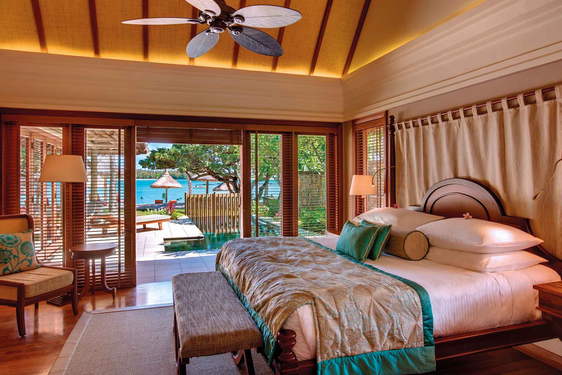 http://Chambre%20d’hôtel%20luxueuse%20avec%20lit%20king%20size%20et%20vue%20jardin