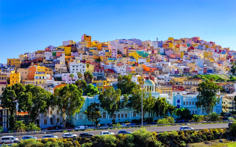 Vue panoramique sur les maisons colorées de Las Palmas de Gran Canaria, Espagne, sous un ciel bleu clair