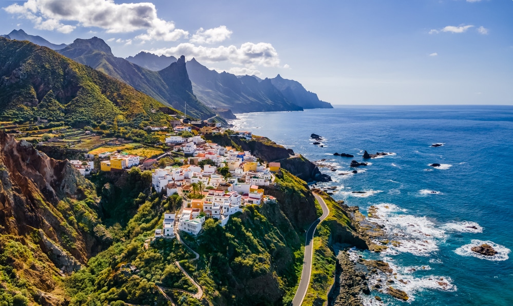 http://Village%20blanc%20en%20bord%20de%20falaise%20sur%20la%20côte%20nord%20de%20Ténérife%20avec%20vue%20sur%20l’océan%20Atlantique
