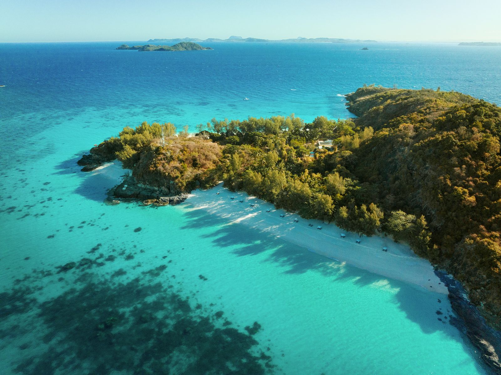 http://Île%20tropicale%20entourée%20de%20plages%20de%20sable%20blanc%20et%20d’eaux%20turquoise