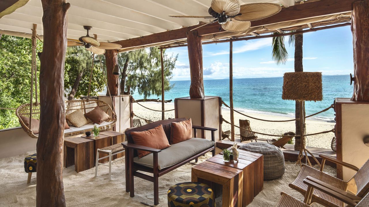 http://Salon%20extérieur%20confortable%20en%20bois%20et%20rotin%20face%20à%20la%20plage