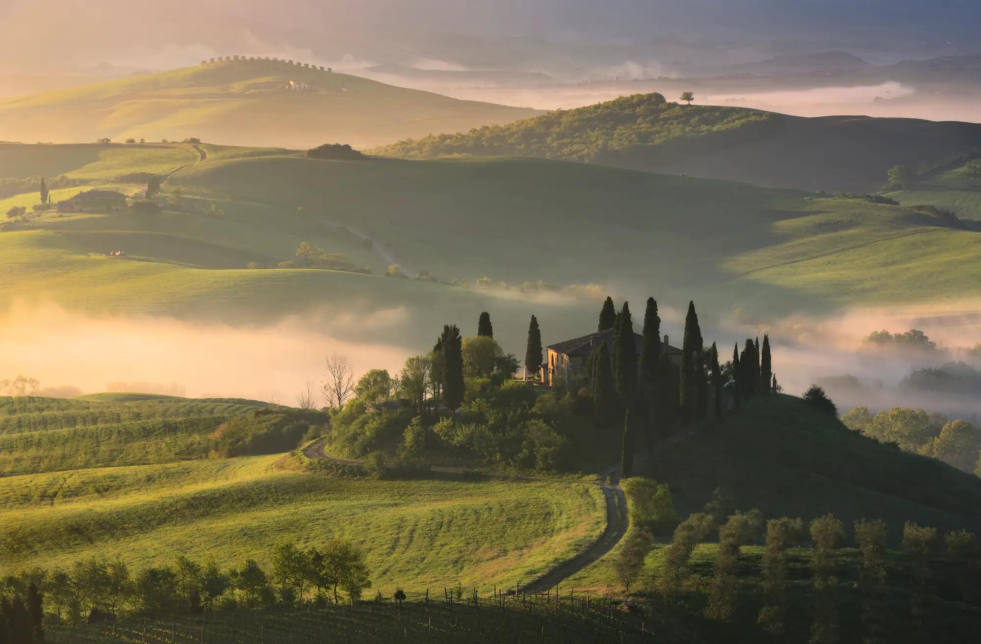 http://Paysage%20vallonné%20de%20Toscane%20au%20lever%20du%20jour%20avec%20brume