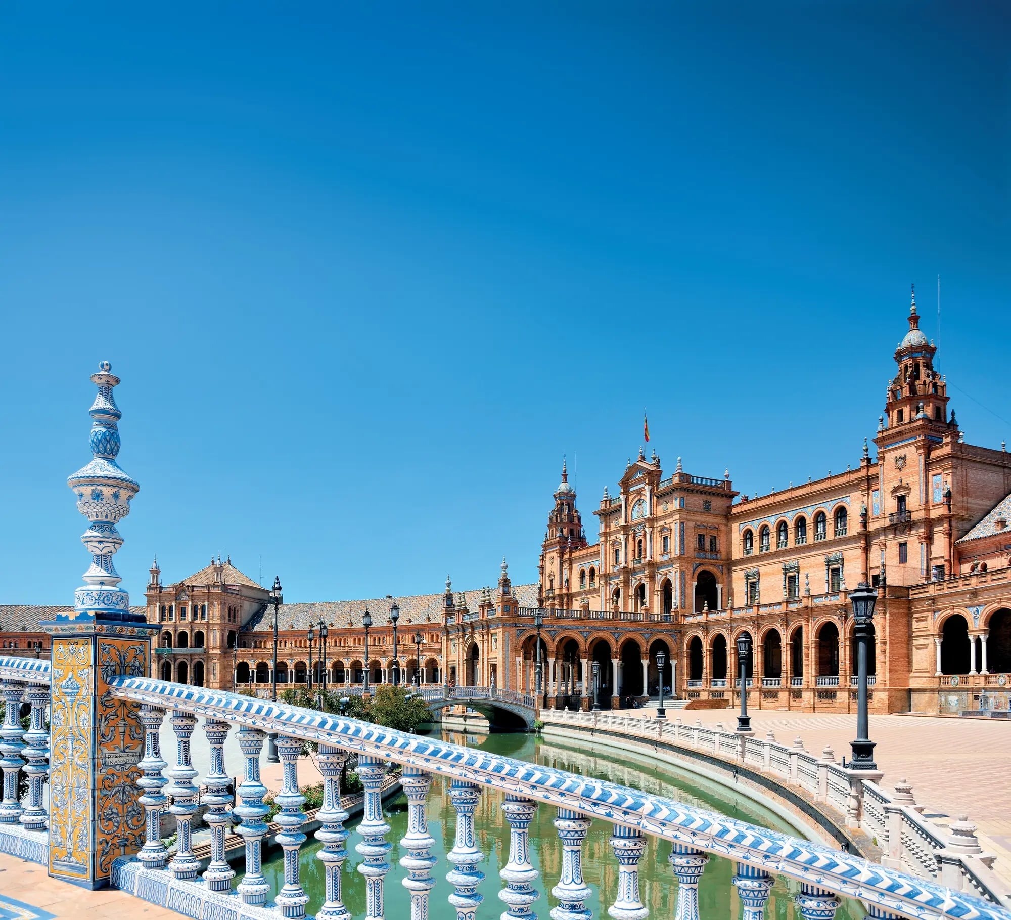 http://Vue%20sur%20la%20Place%20d’Espagne%20à%20Séville%20avec%20ses%20azulejos%20bleus%20et%20son%20canal