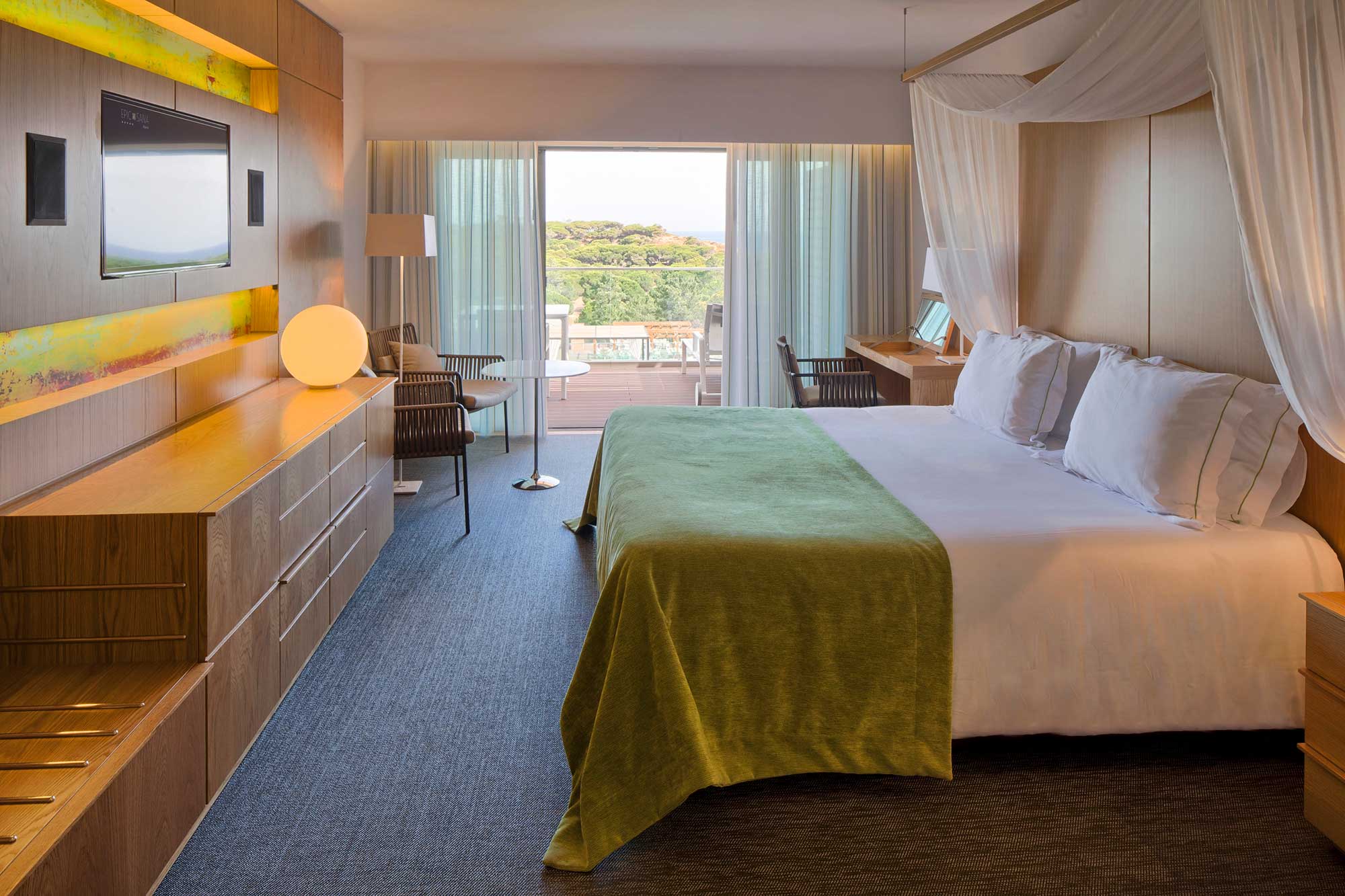 http://Chambre%20d’hôtel%20moderne%20avec%20lit%20double%20et%20balcon%20sur%20la%20forêt.