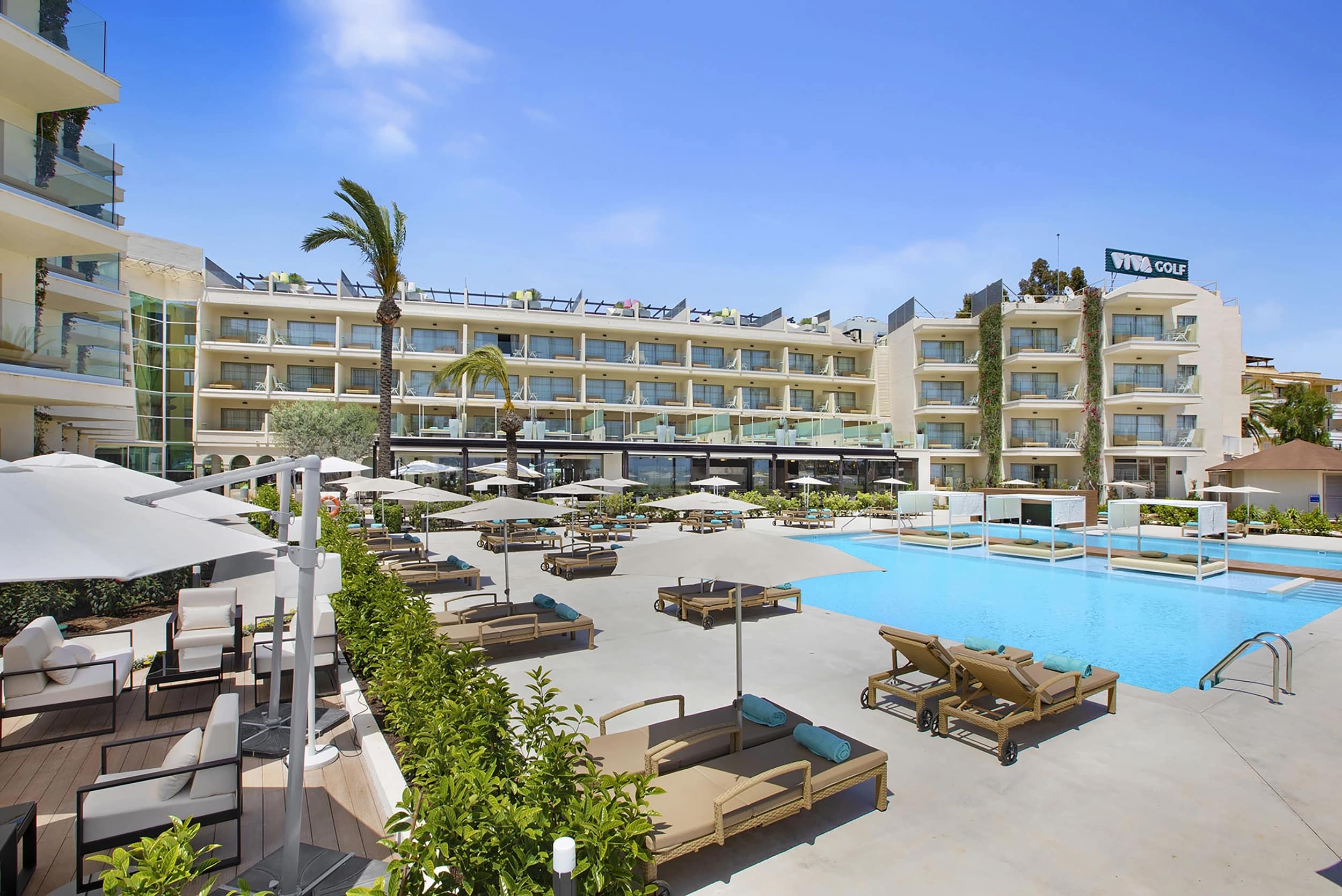 http://Vue%20d’ensemble%20du%20complexe%20hôtelier%20Viva%20Golf%20avec%20piscine,%20terrasses%20et%20chambres%20avec%20balcon.