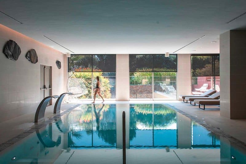 http://Piscine%20intérieure%20haut%20de%20gamme%20avec%20jets%20massants%20dans%20un%20spa%20d’hôtel%20de%20luxe.