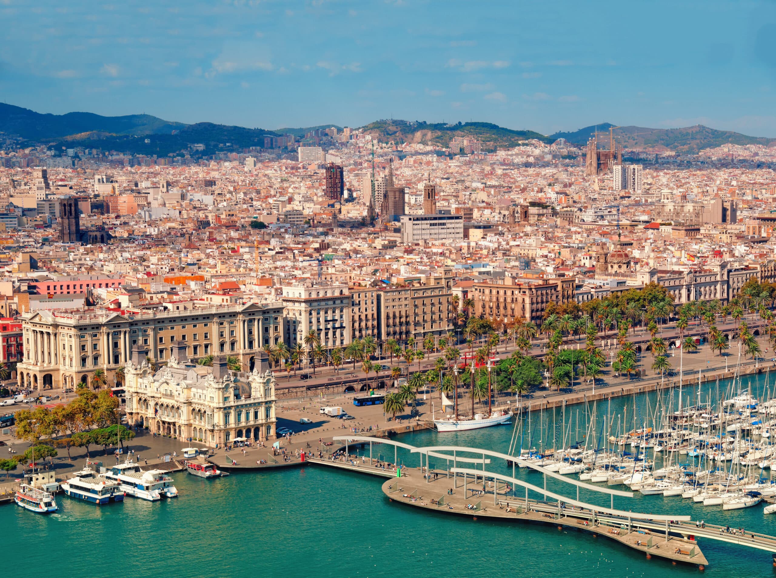 http://Vue%20aérienne%20du%20port%20de%20Barcelone%20avec%20le%20quartier%20gothique%20en%20arrière-plan