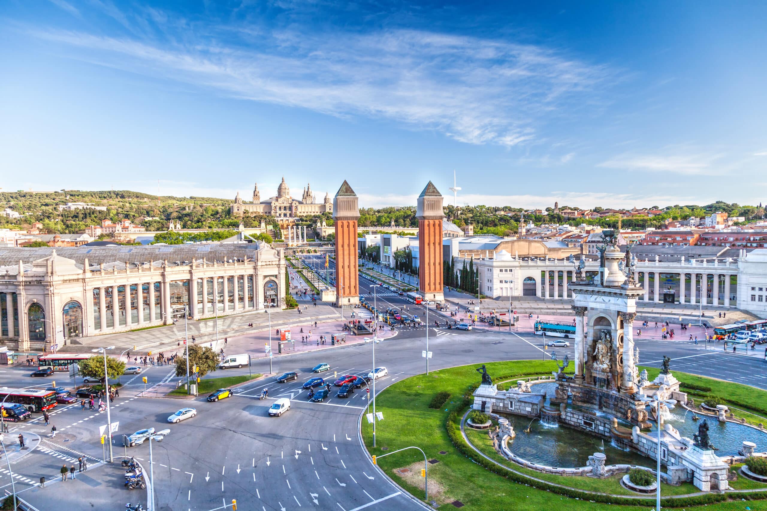 http://Vue%20panoramique%20sur%20la%20Plaça%20d’Espanya%20à%20Barcelone%20avec%20le%20Palau%20Nacional%20en%20fond