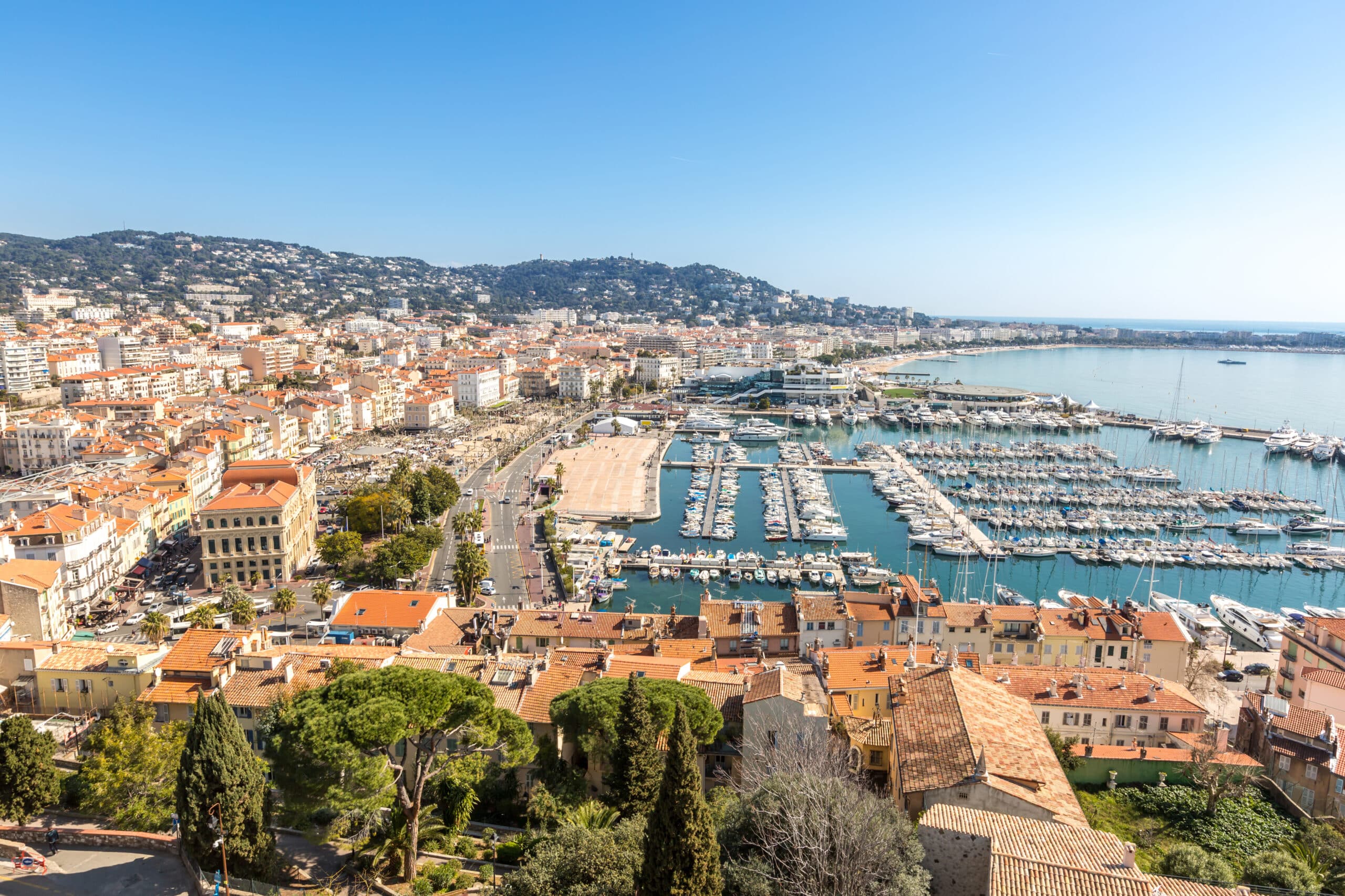 http://Vue%20aérienne%20du%20port%20de%20Cannes%20avec%20ses%20yachts%20et%20la%20ville%20en%20arrière-plan