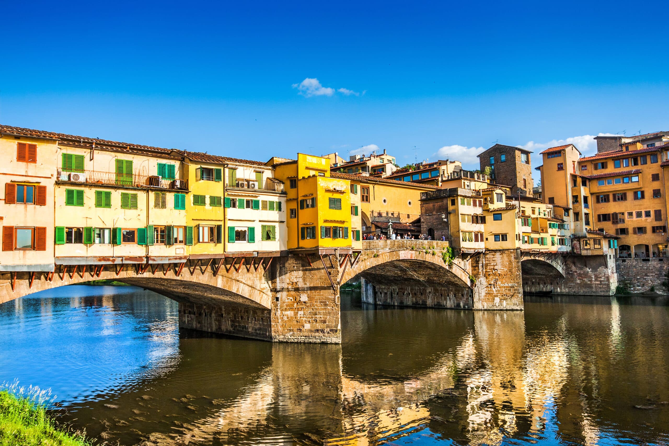 http://Le%20Ponte%20Vecchio%20à%20Florence%20avec%20ses%20boutiques%20traditionnelles%20sur%20l’Arno
