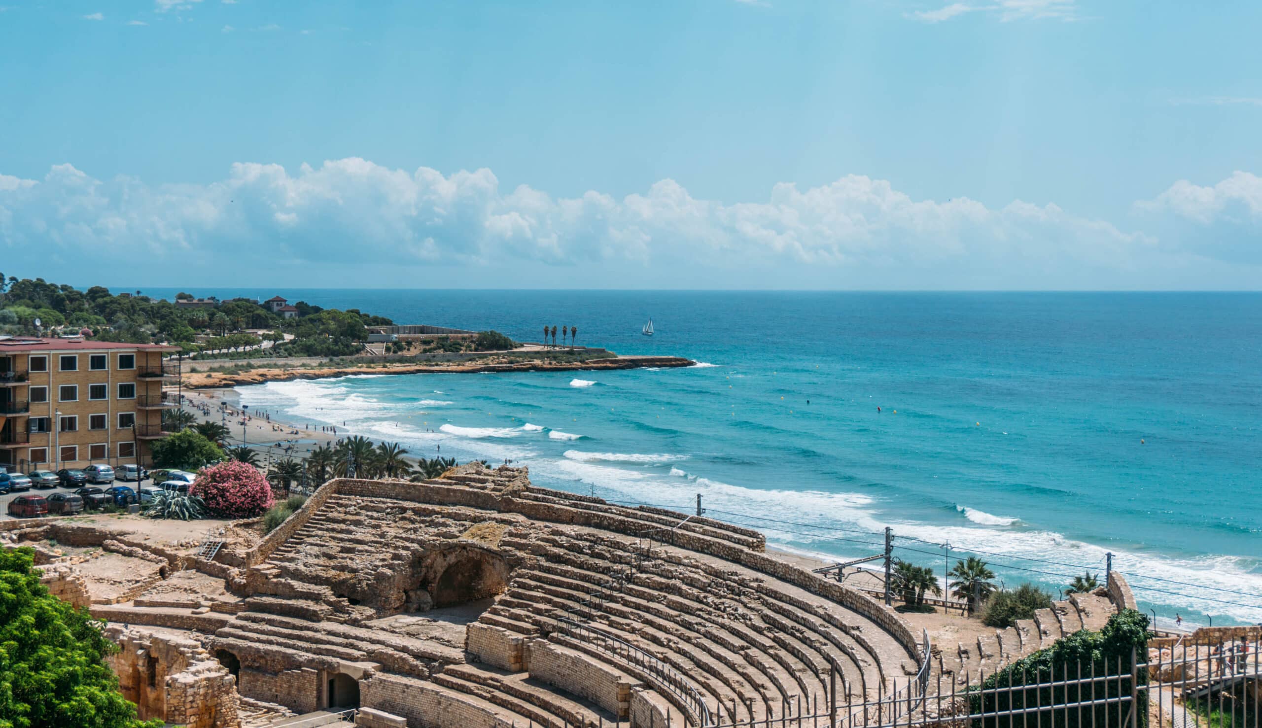 http://Vue%20de%20l’amphithéâtre%20romain%20de%20Tarragone%20face%20à%20la%20mer%20Méditerranée