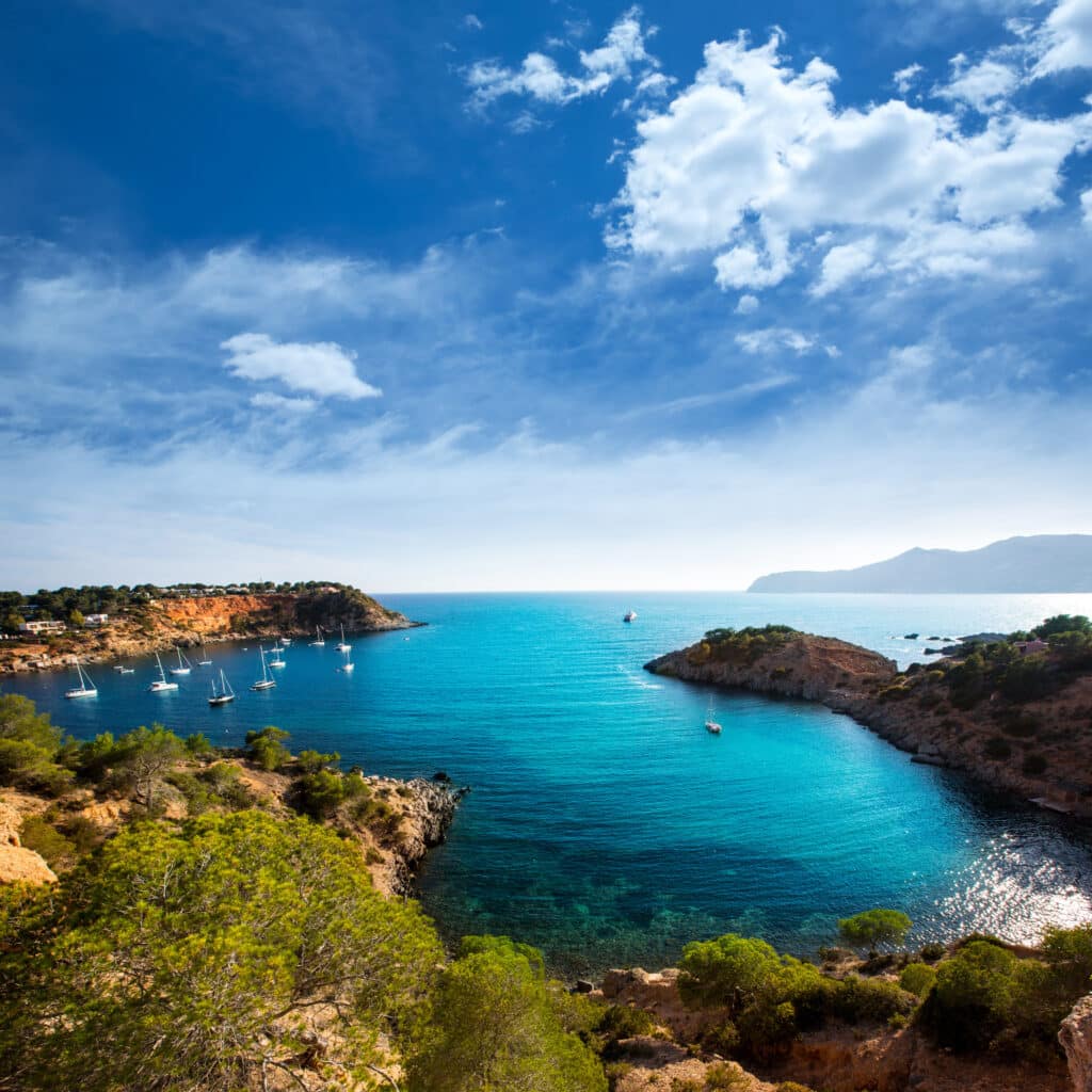Calanque de Majorque avec voiliers ancrés et eaux turquoise