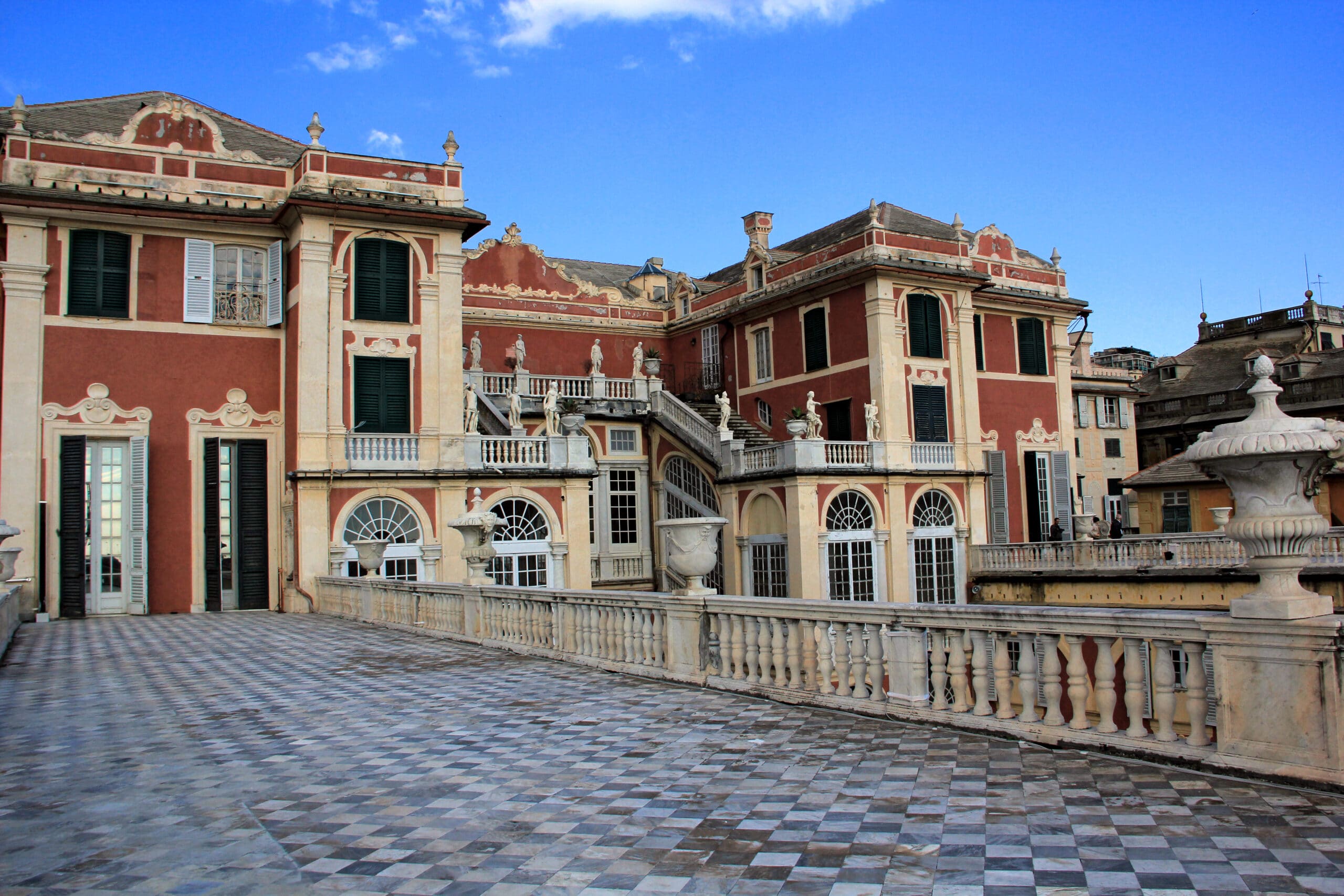 http://Façade%20du%20Palais%20royal%20de%20Gênes%20avec%20statues%20et%20balustrades