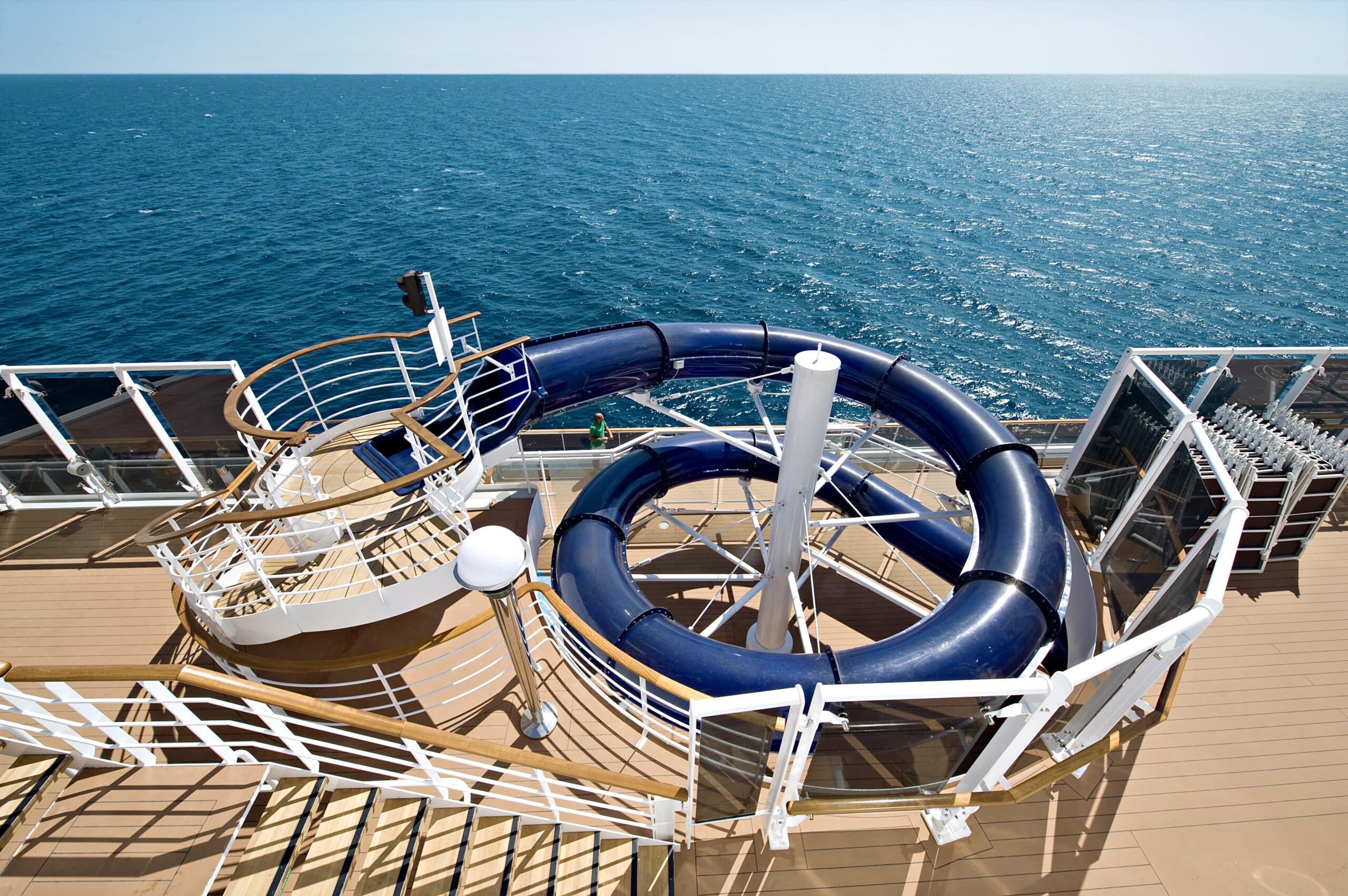 http://Toboggan%20aquatique%20sur%20le%20pont%20d’un%20bateau%20de%20croisière%20MSC%20avec%20vue%20sur%20la%20mer