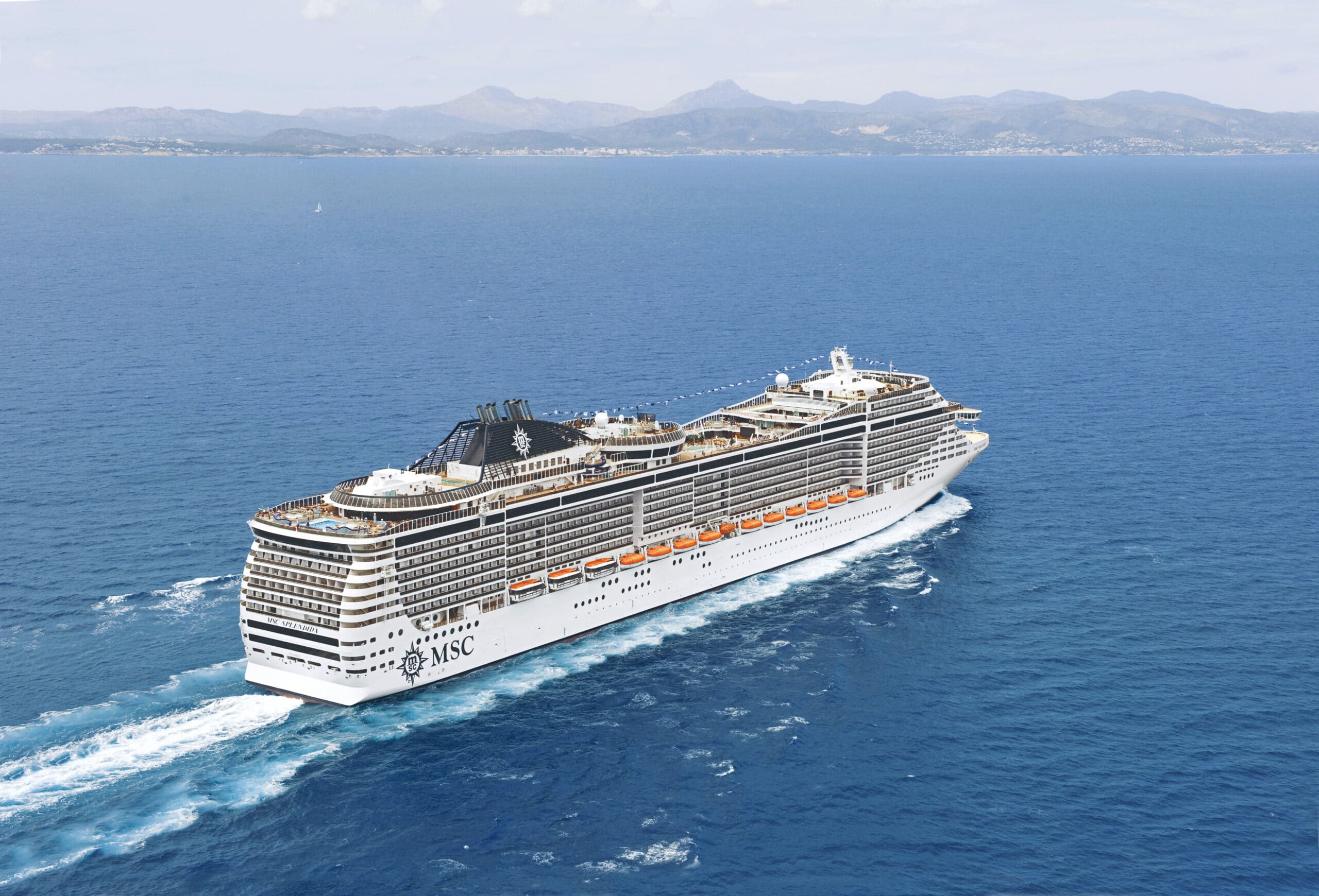 http://Le%20navire%20MSC%20Splendida%20naviguant%20en%20Méditerranée