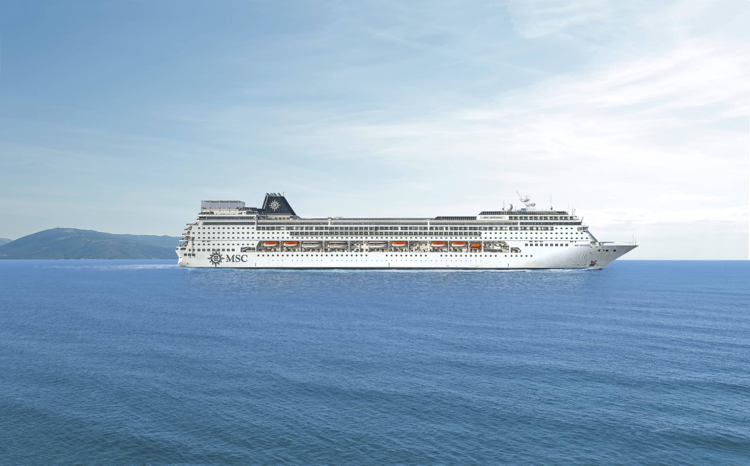 http://Navire%20de%20croisière%20MSC%20naviguant%20en%20Méditerranée
