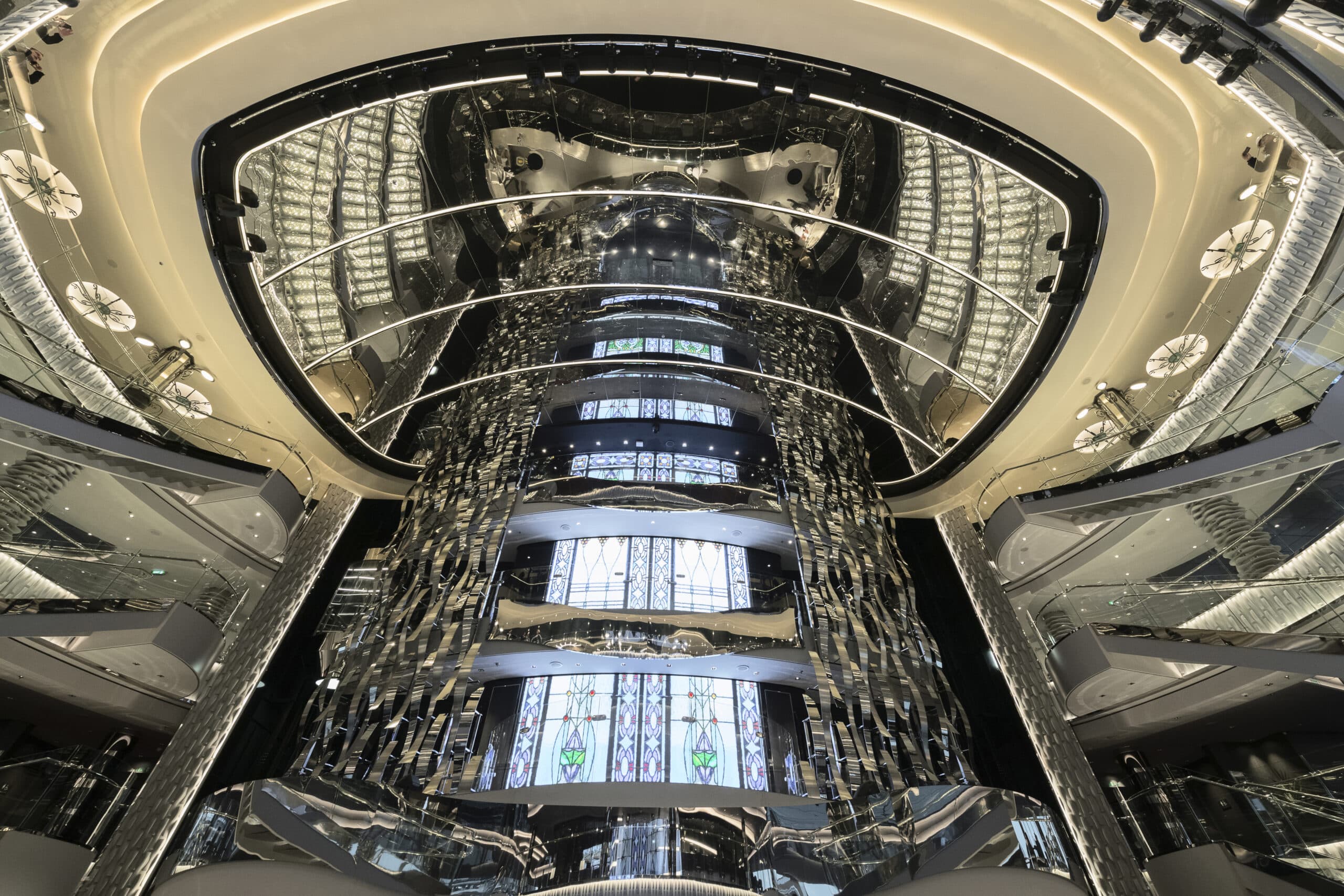 http://Atrium%20spectaculaire%20avec%20miroirs%20et%20verrière%20sur%20un%20navire%20de%20croisière%20MSC
