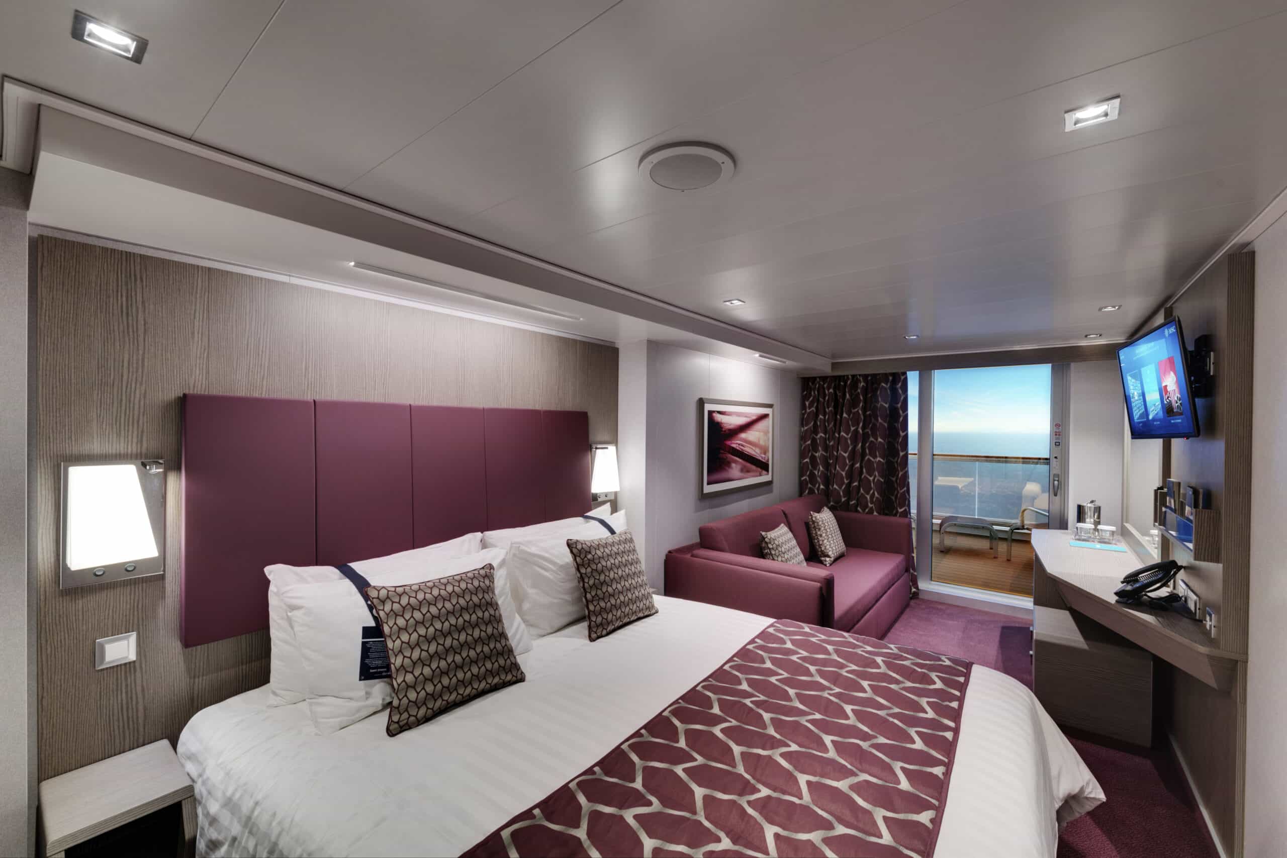 http://Cabine%20double%20moderne%20avec%20balcon,%20télévision%20et%20coin%20salon%20à%20bord%20d’un%20navire%20MSC