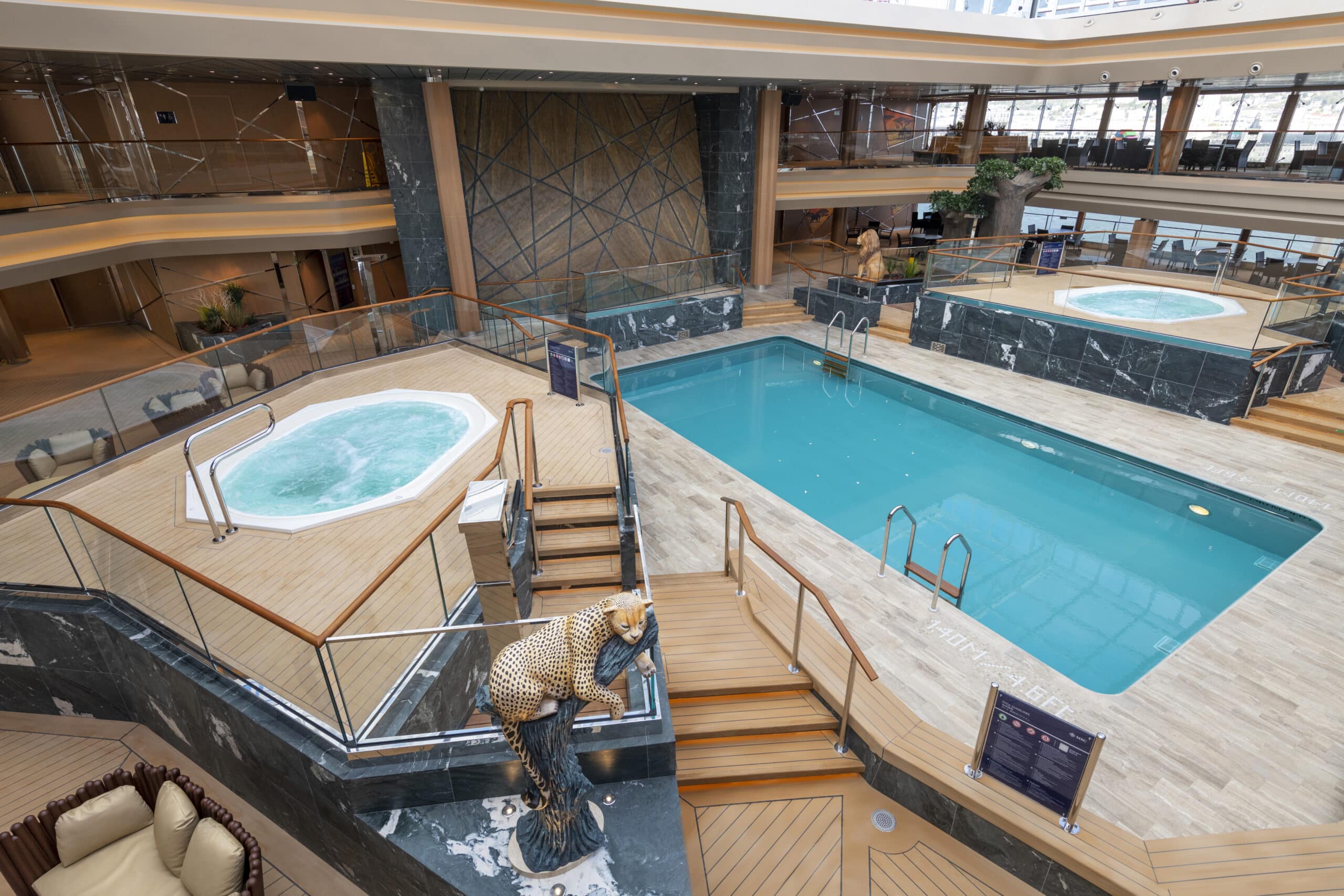 http://Piscine%20intérieure%20avec%20deux%20jacuzzis%20sur%20le%20pont%20d’un%20navire%20de%20croisière