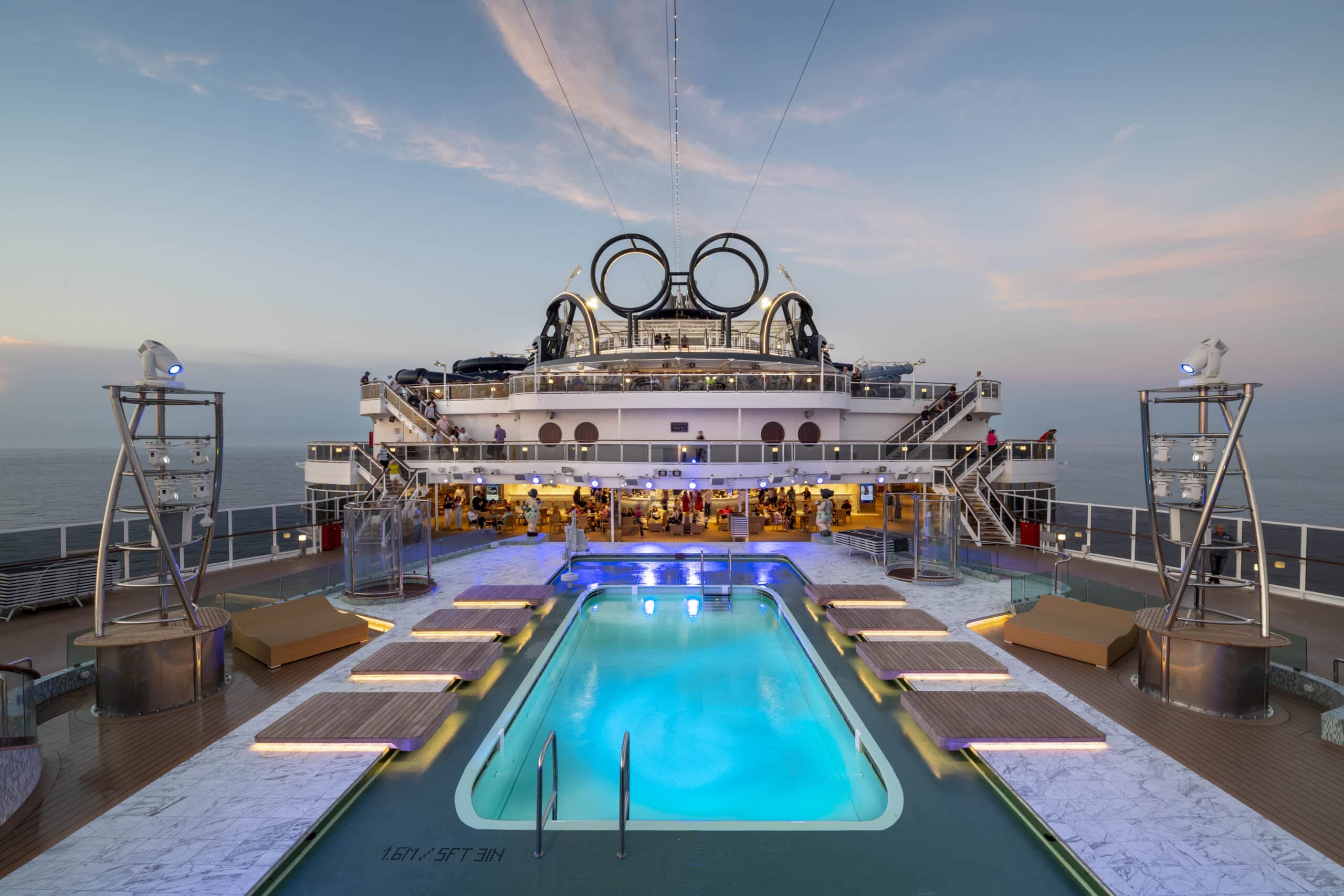 http://Piscine%20centrale%20sur%20un%20pont%20supérieur%20de%20croisière%20au%20coucher%20du%20soleil