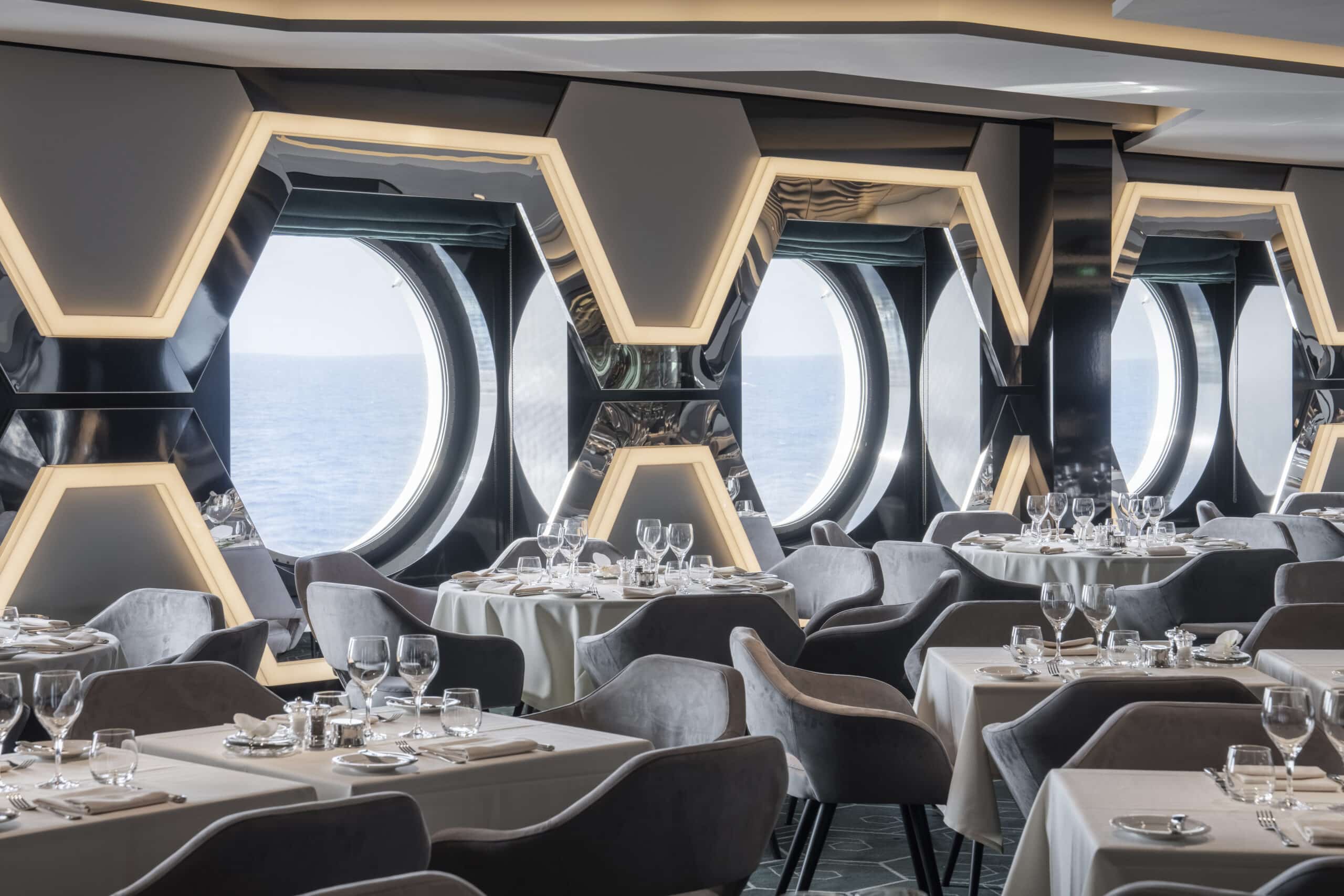 http://Restaurant%20haut%20de%20gamme%20avec%20hublots%20circulaires%20vue%20mer%20sur%20un%20navire%20de%20croisière