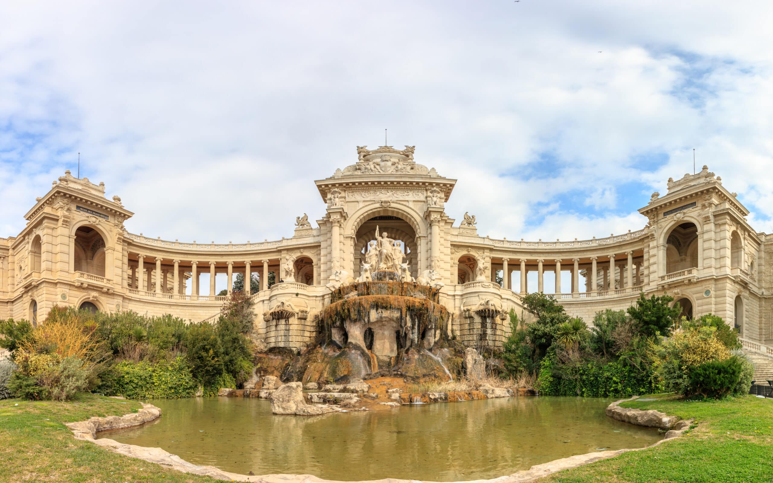 http://Façade%20monumentale%20du%20Palais%20Longchamp%20à%20Marseille%20avec%20fontaine%20et%20jardin
