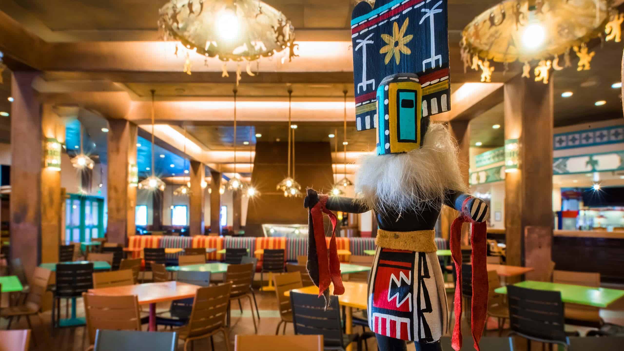 http://Restaurant%20spacieux%20avec%20décoration%20amérindienne%20et%20statue%20colorée%20à%20Disneyland%20Paris