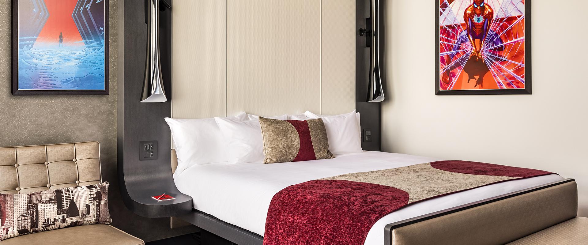 http://Chambre%20d’hôtel%20élégante%20décorée%20avec%20des%20affiches%20Marvel%20et%20une%20literie%20moderne%20à%20Disneyland%20Paris