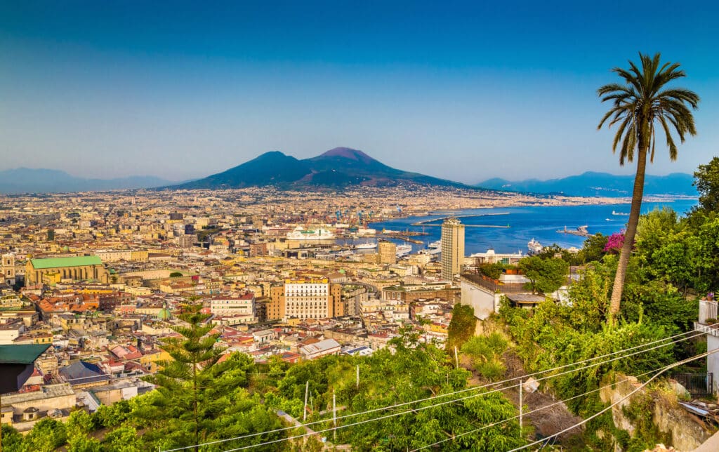 Vue panoramique sur la ville de Naples et le Vésuve en arrière-plan