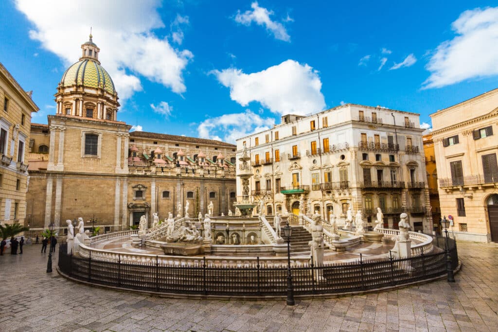 Fontaine Pretoria à Palerme entourée de statues baroques et de bâtiments historiques
