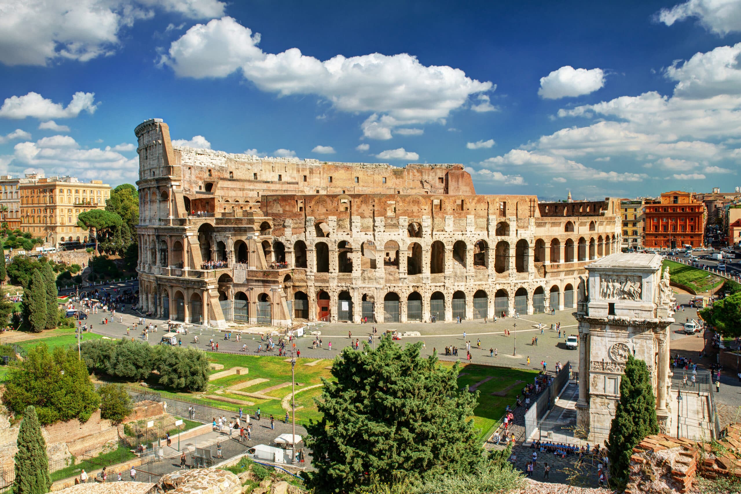 http://Vue%20panoramique%20sur%20le%20Colisée%20de%20Rome%20entouré%20de%20visiteurs