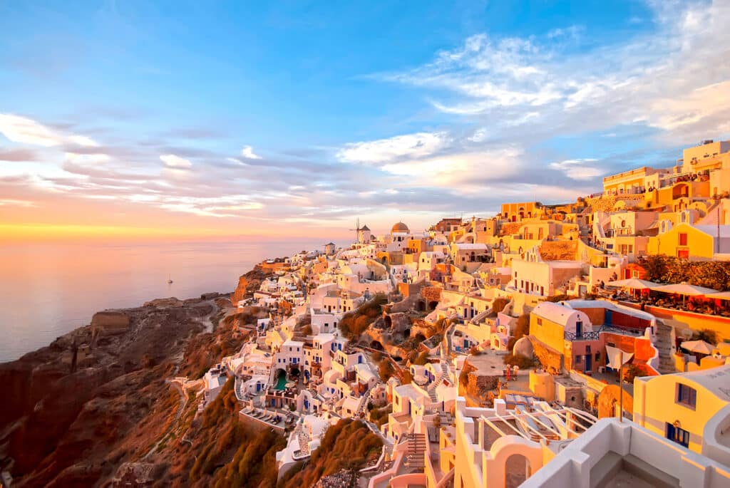 Maisons blanches de Santorin illuminées par le coucher du soleil