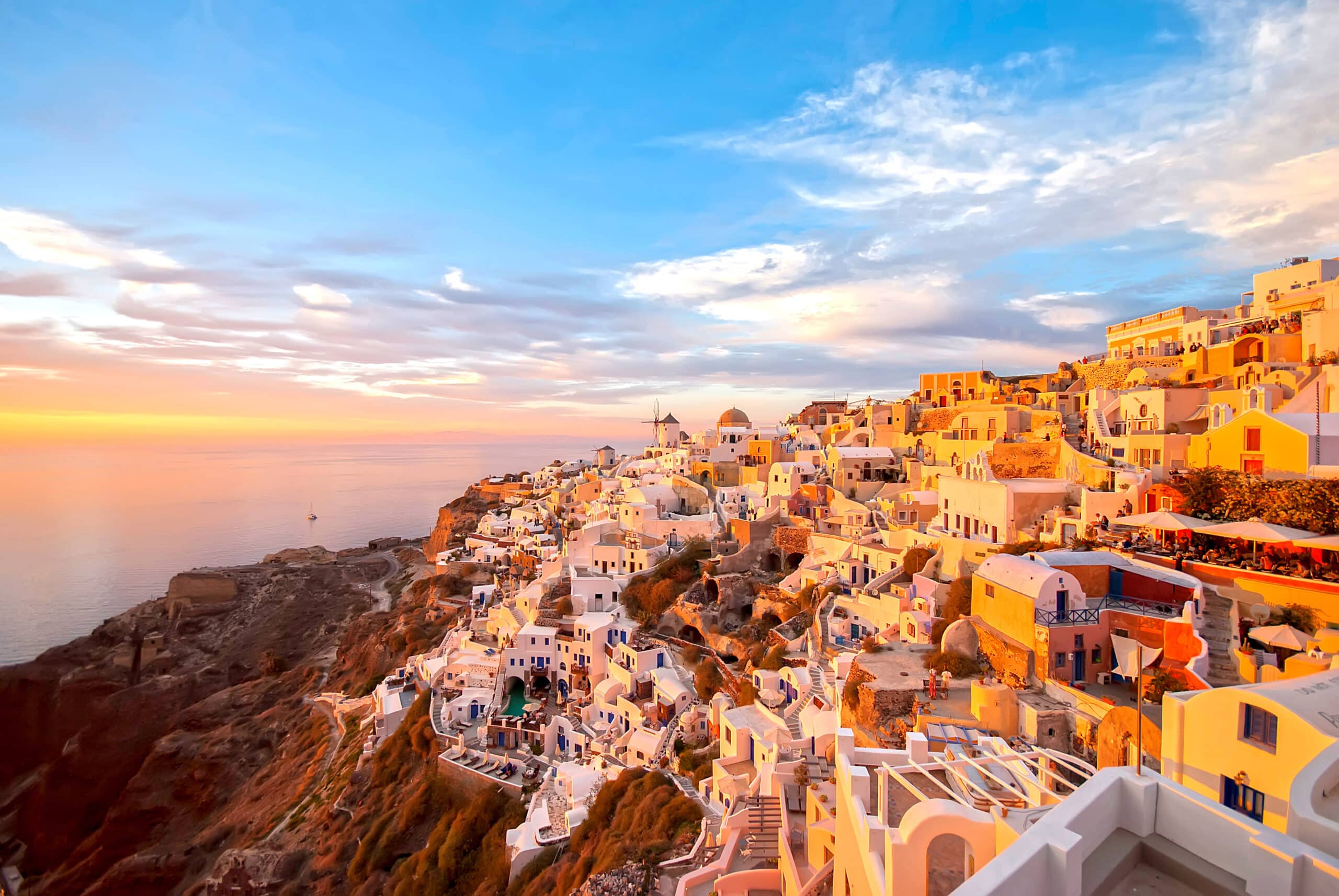 http://Maisons%20blanches%20de%20Santorin%20illuminées%20par%20le%20coucher%20du%20soleil