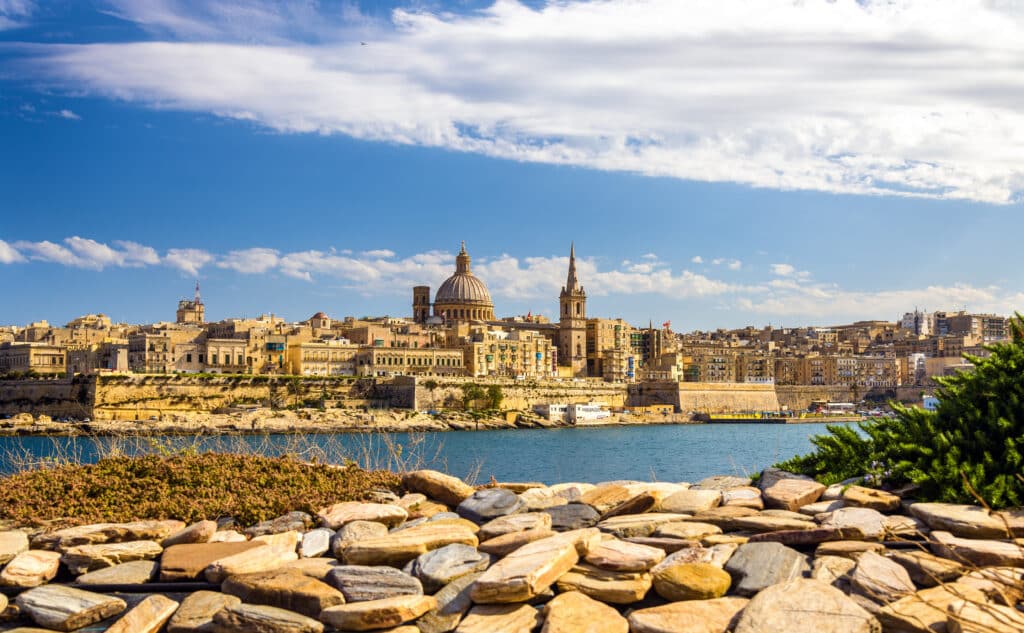 Vue sur La Valette et la co-cathédrale Saint-Jean depuis le bord de mer