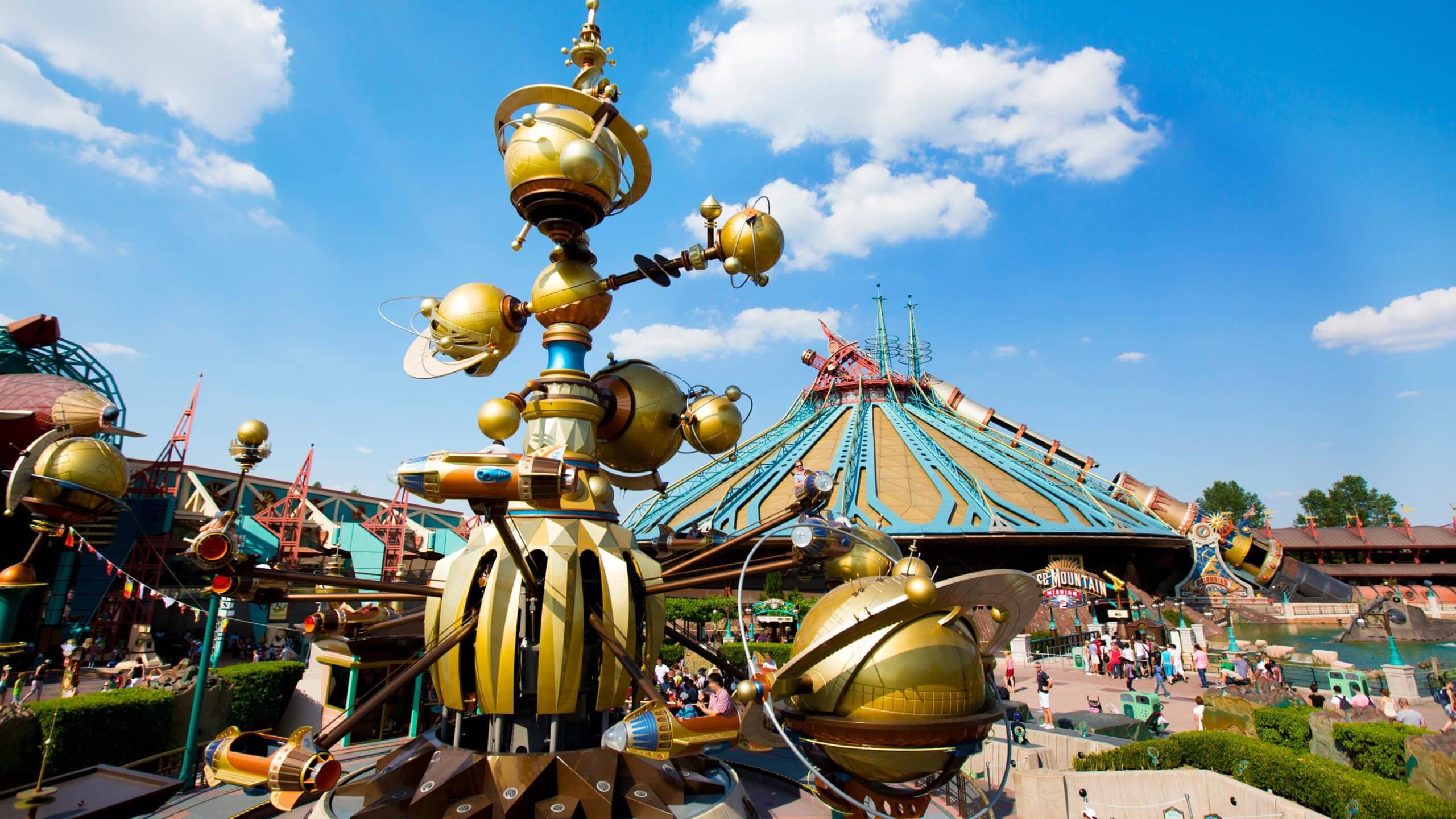 http://Vue%20sur%20l’attraction%20Orbitron%20et%20la%20montagne%20russe%20Space%20Mountain%20dans%20le%20parc%20Disneyland%20Paris