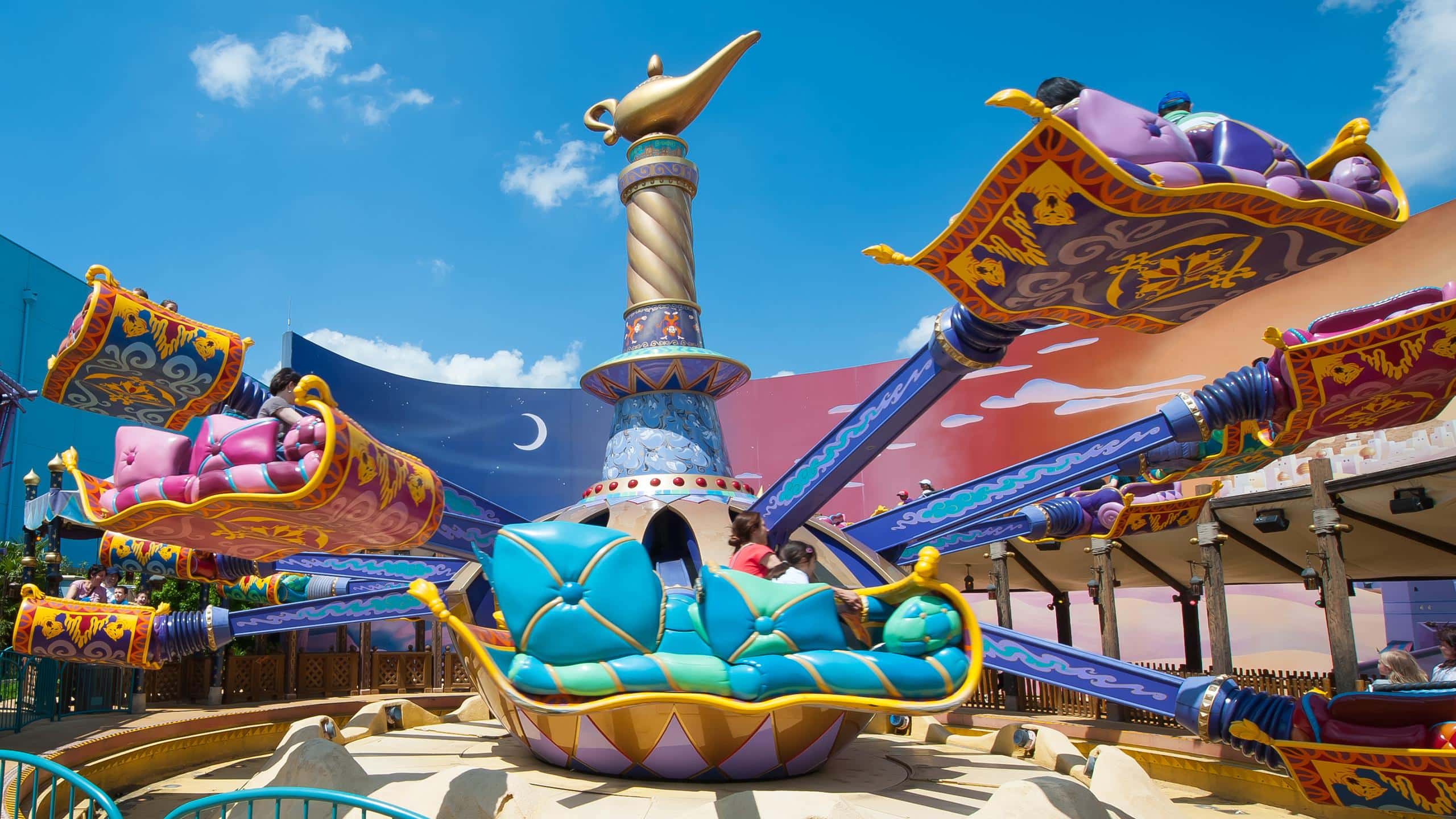 http://Attraction%20des%20Tapis%20Volants%20d’Aladdin%20avec%20des%20visiteurs%20à%20Disneyland%20Paris