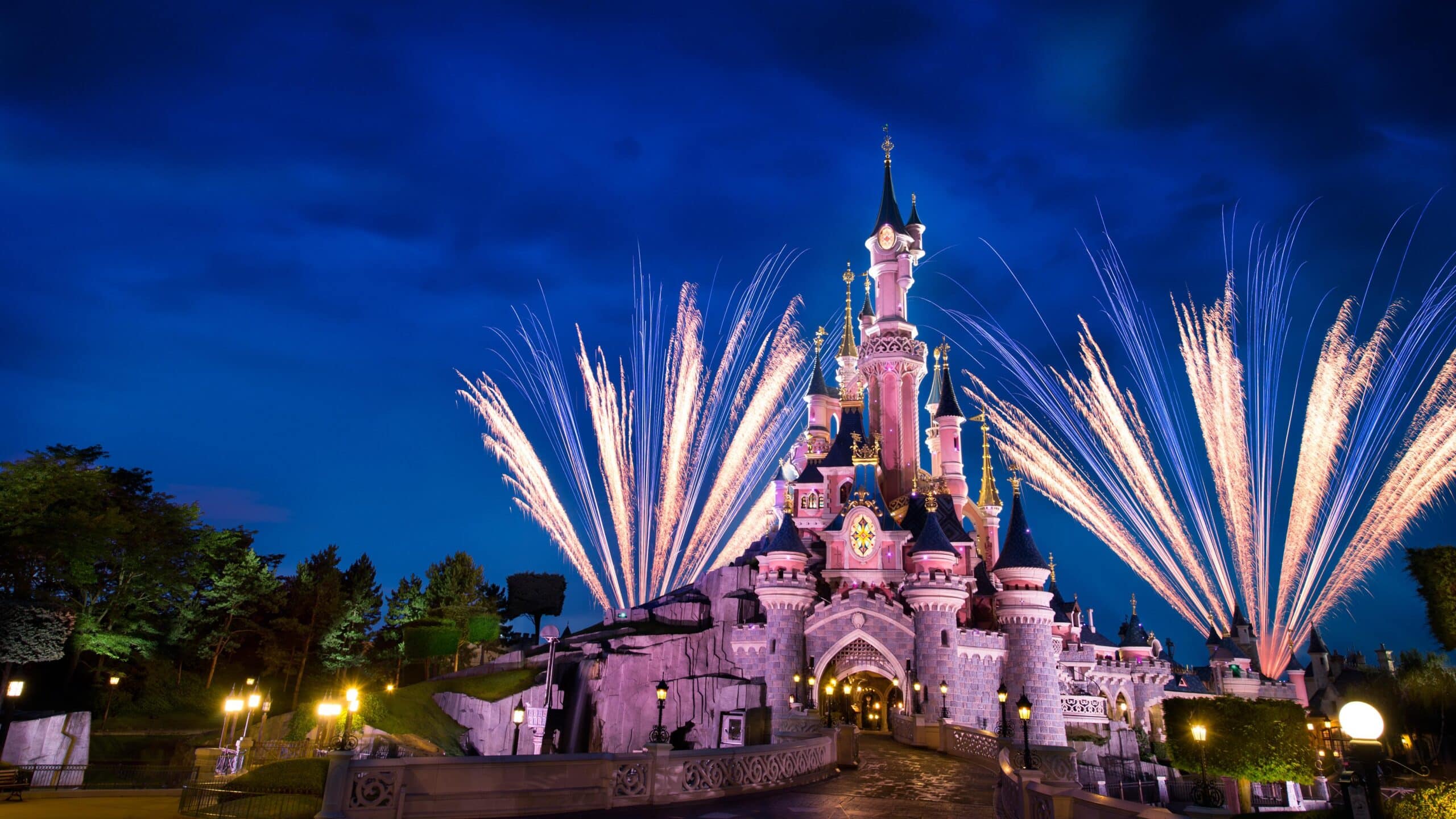 http://Château%20illuminé%20de%20Disneyland%20Paris%20avec%20feu%20d’artifice%20spectaculaire%20de%20nuit